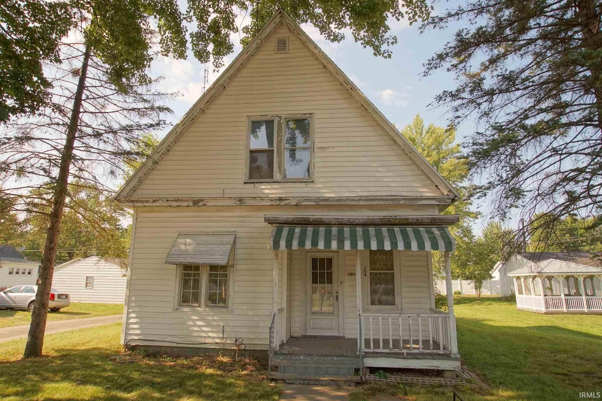 Single Family Homes for Sale at 204 W Walnut Street Pierceton, Indiana 46562 United States