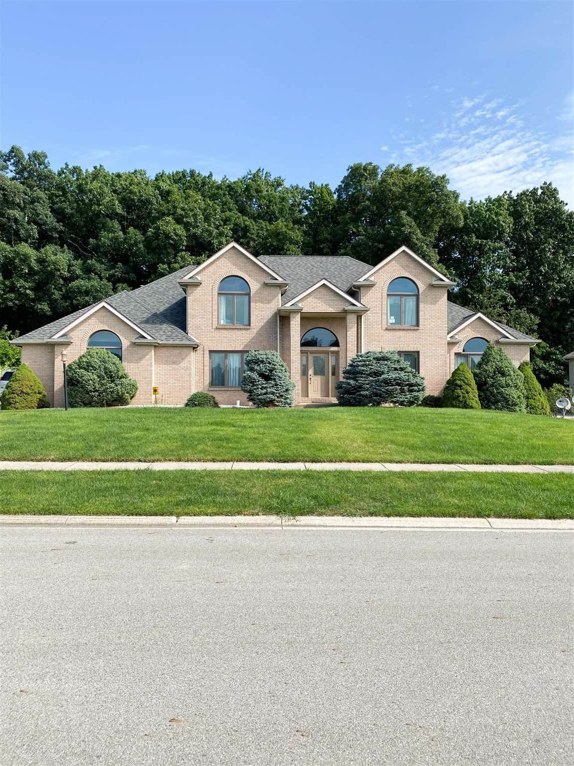 Single Family Homes for Sale at 760 Edgewood Lane Angola, Indiana 46703 United States