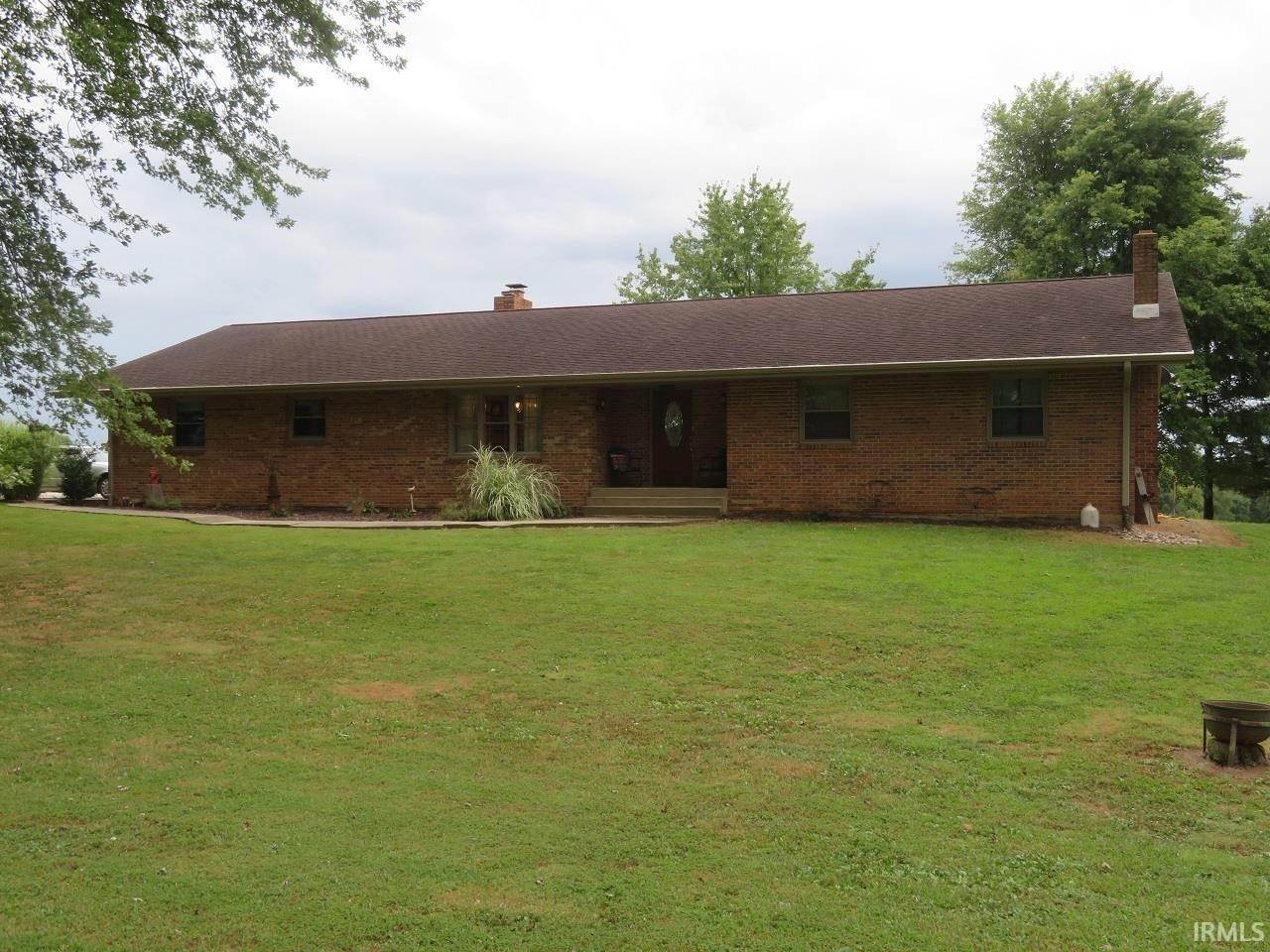 Single Family Homes pour l Vente à 1998 Lumpkin Road Loogootee, Indiana 47553 États-Unis