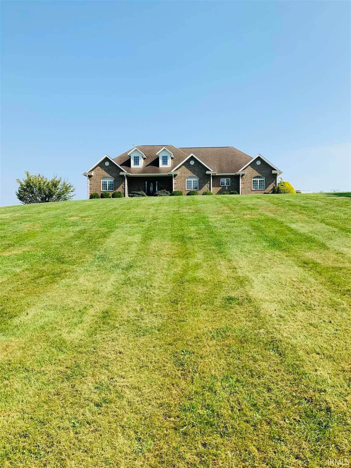 Single Family Homes 为 销售 在 1069 Hidden Falls Camp Road Bedford, 印第安纳州 47421 美国