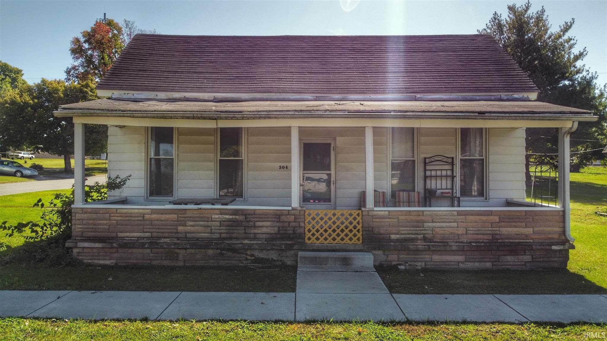 Single Family Homes для того Продажа на 304 W MAIN Street Mitchell, Индиана 47446 Соединенные Штаты
