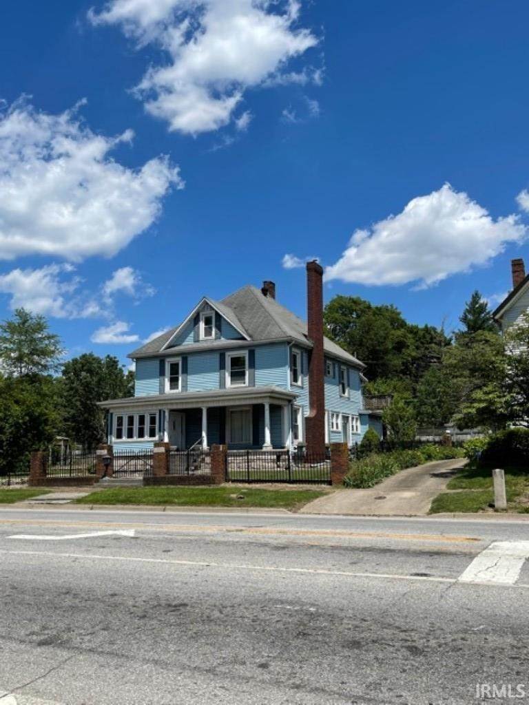 Single Family Homes 为 销售 在 403 N Main Street Salem, 印第安纳州 47167 美国