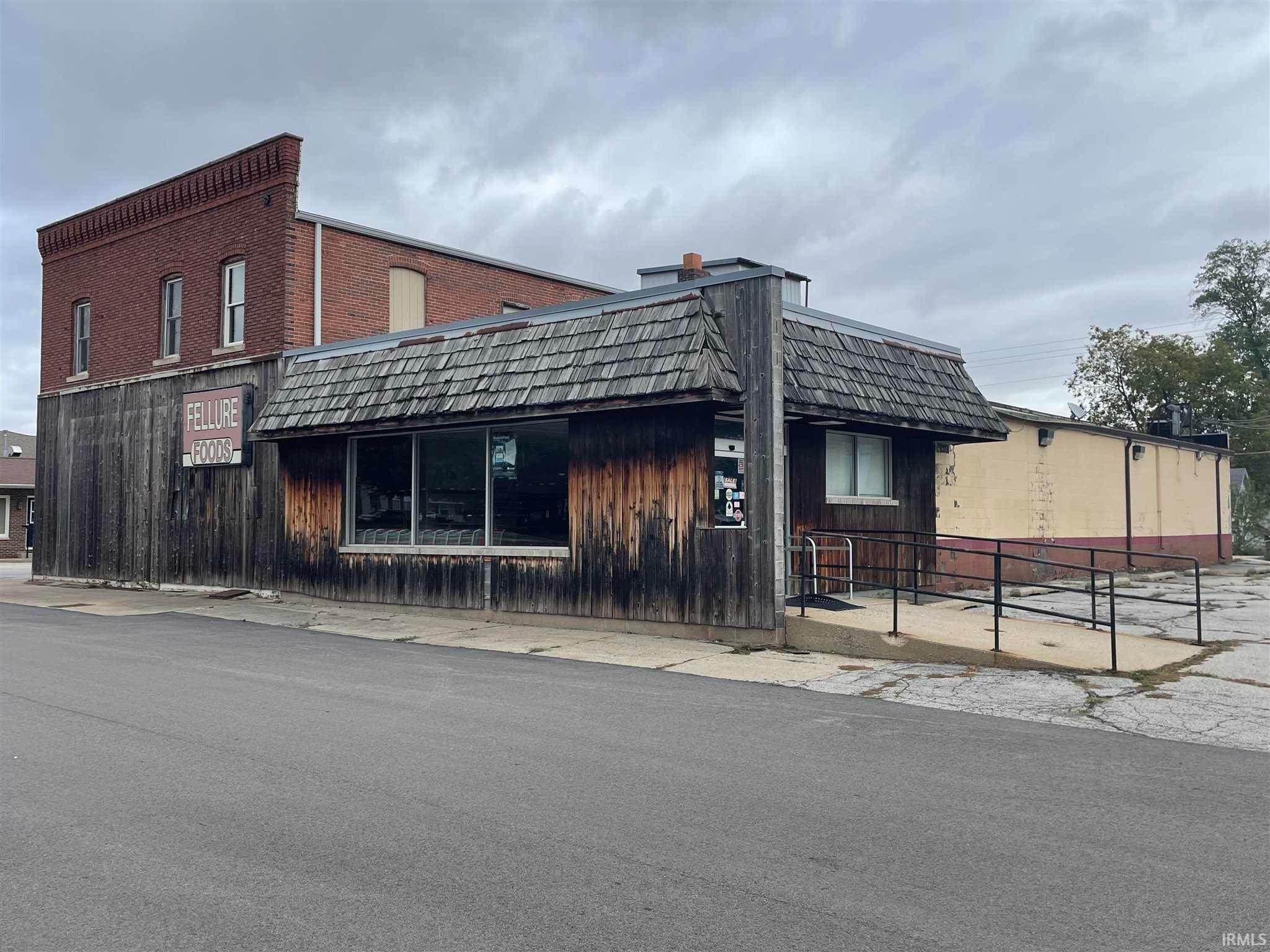 Retail for Sale at 201 S Howard Street Oxford, Indiana 47971 United States