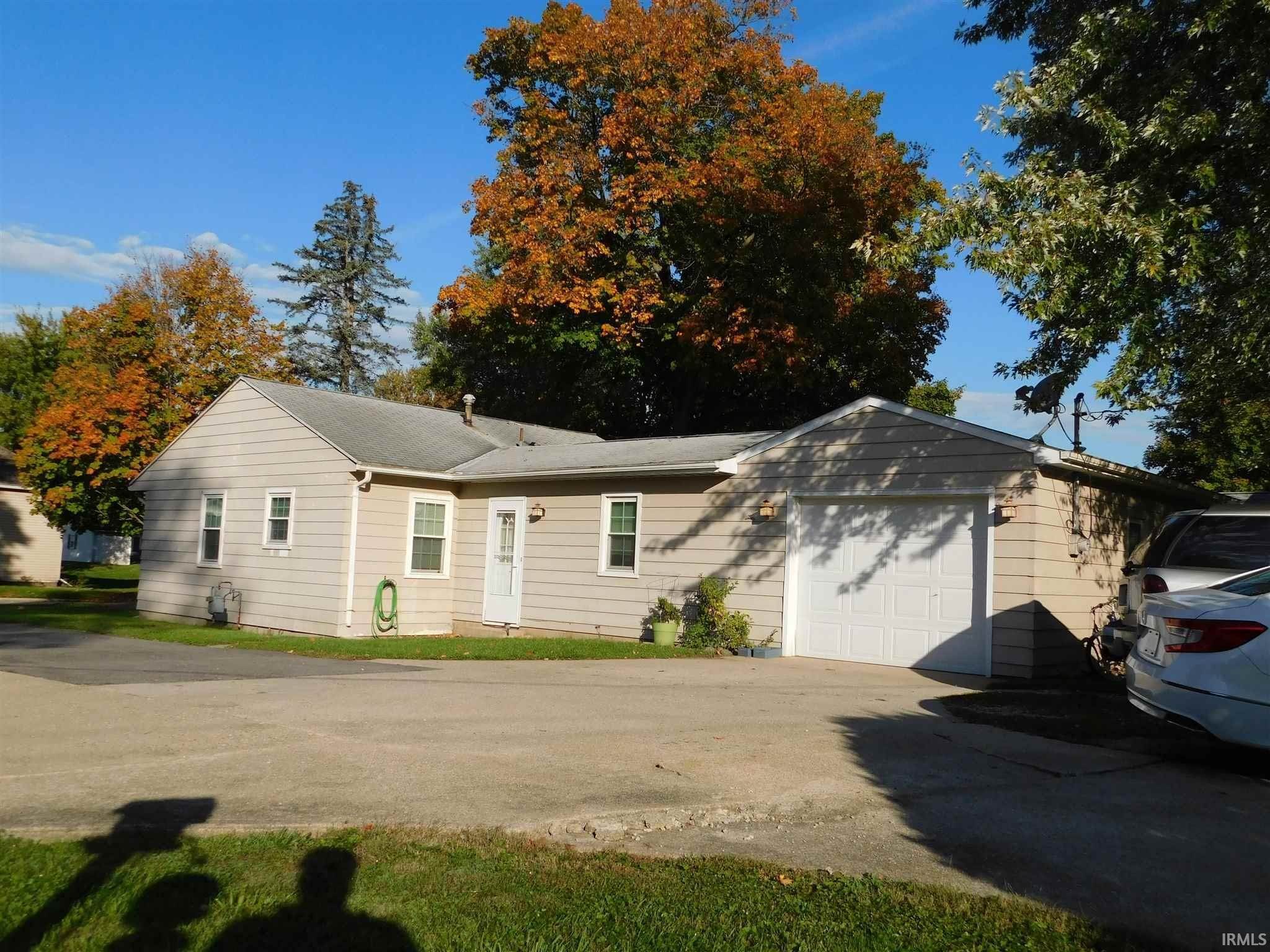Single Family Homes pour l Vente à 203 S Maple Akron, Indiana 46910 États-Unis