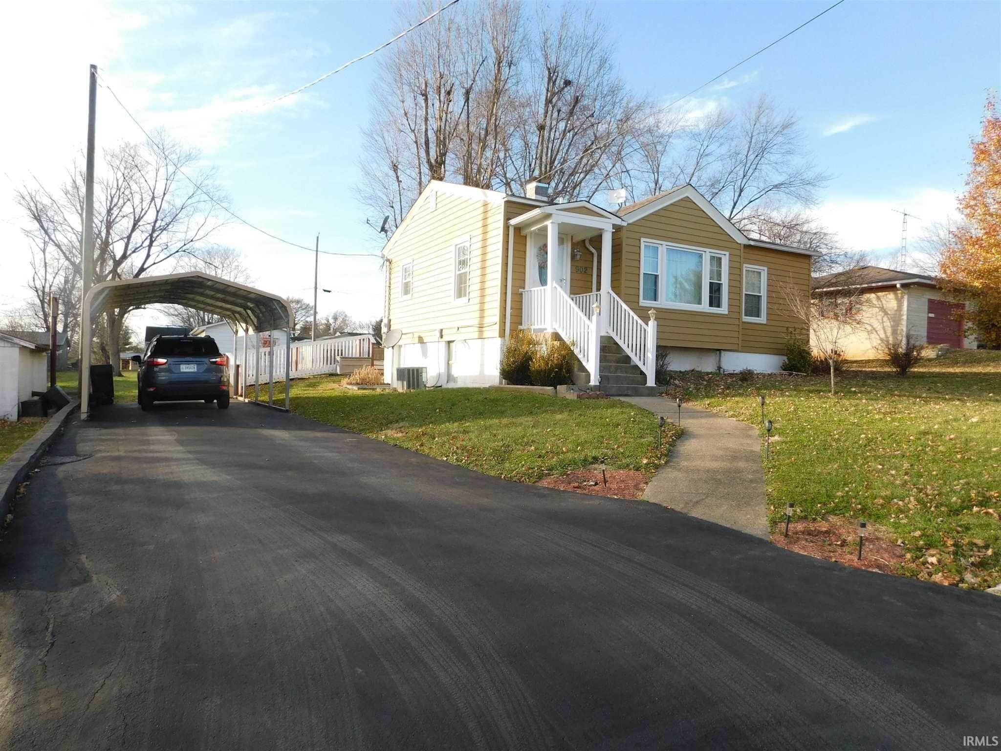 Single Family Homes pour l Vente à 902 N Locust Street Salem, Indiana 47167 États-Unis
