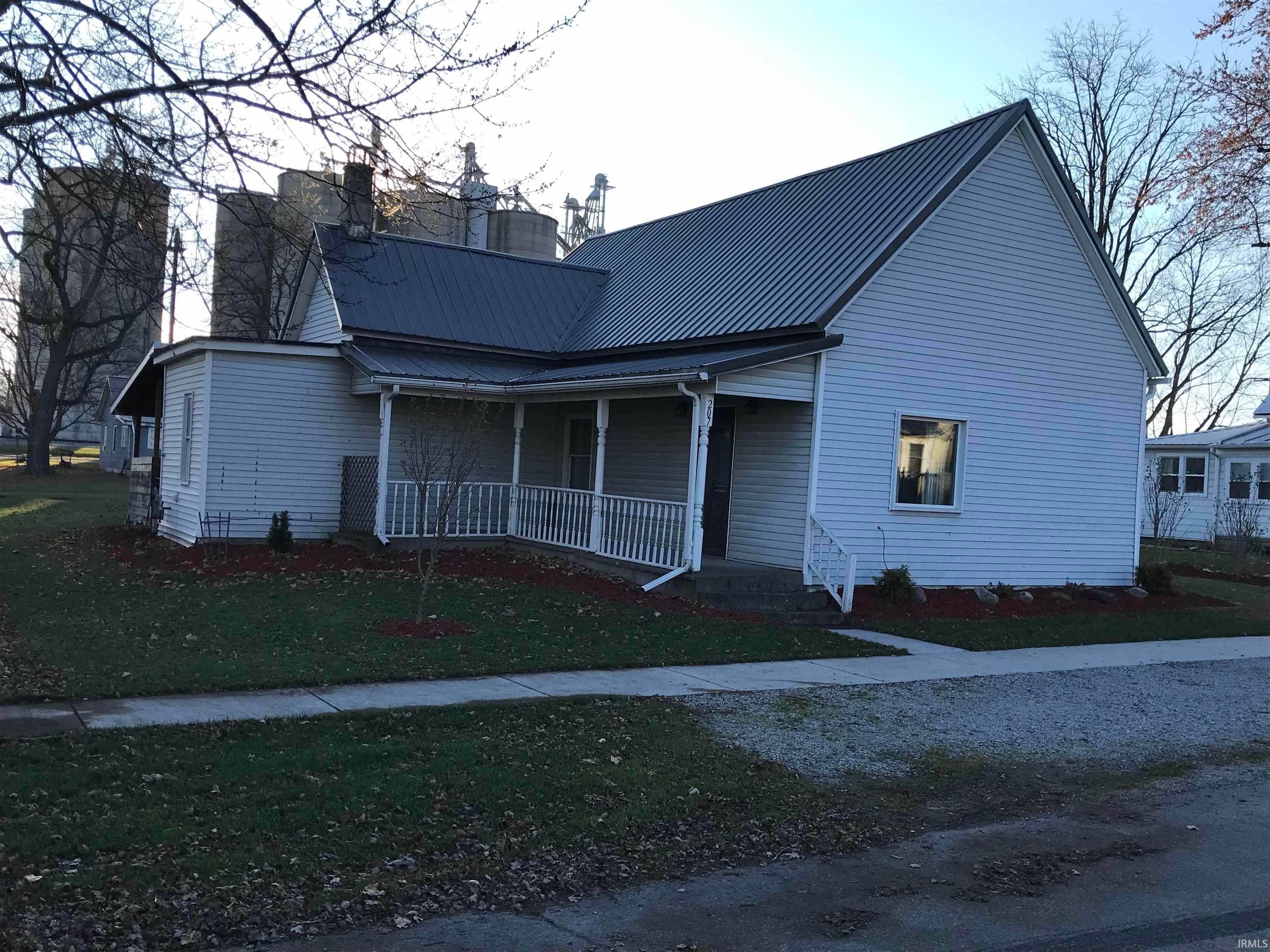 Single Family Homes pour l Vente à 207 W Barnhart Street Monroeville, Indiana 46773 États-Unis