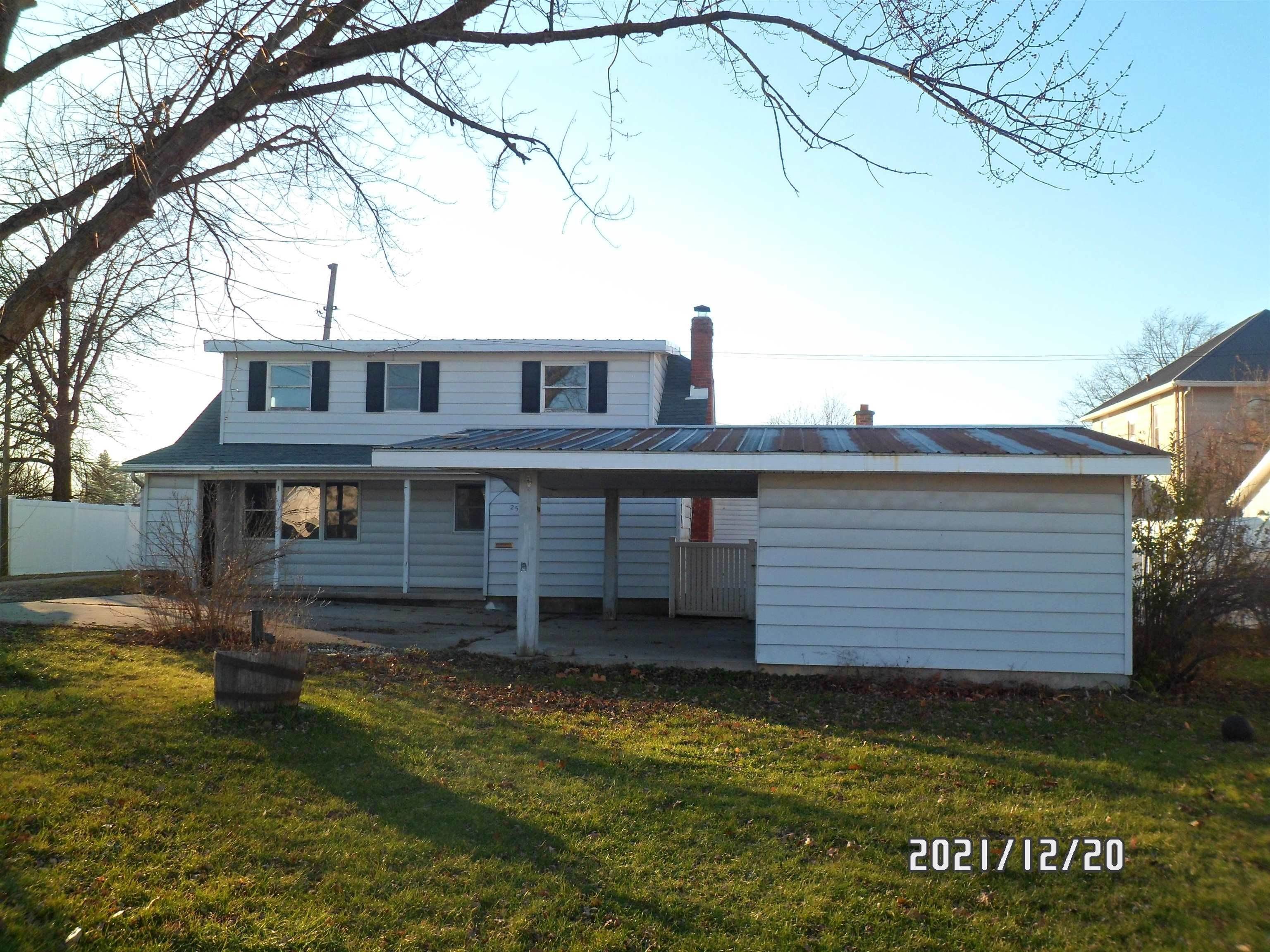 Single Family Homes pour l Vente à 256 N Harrison Street Berne, Indiana 46711 États-Unis