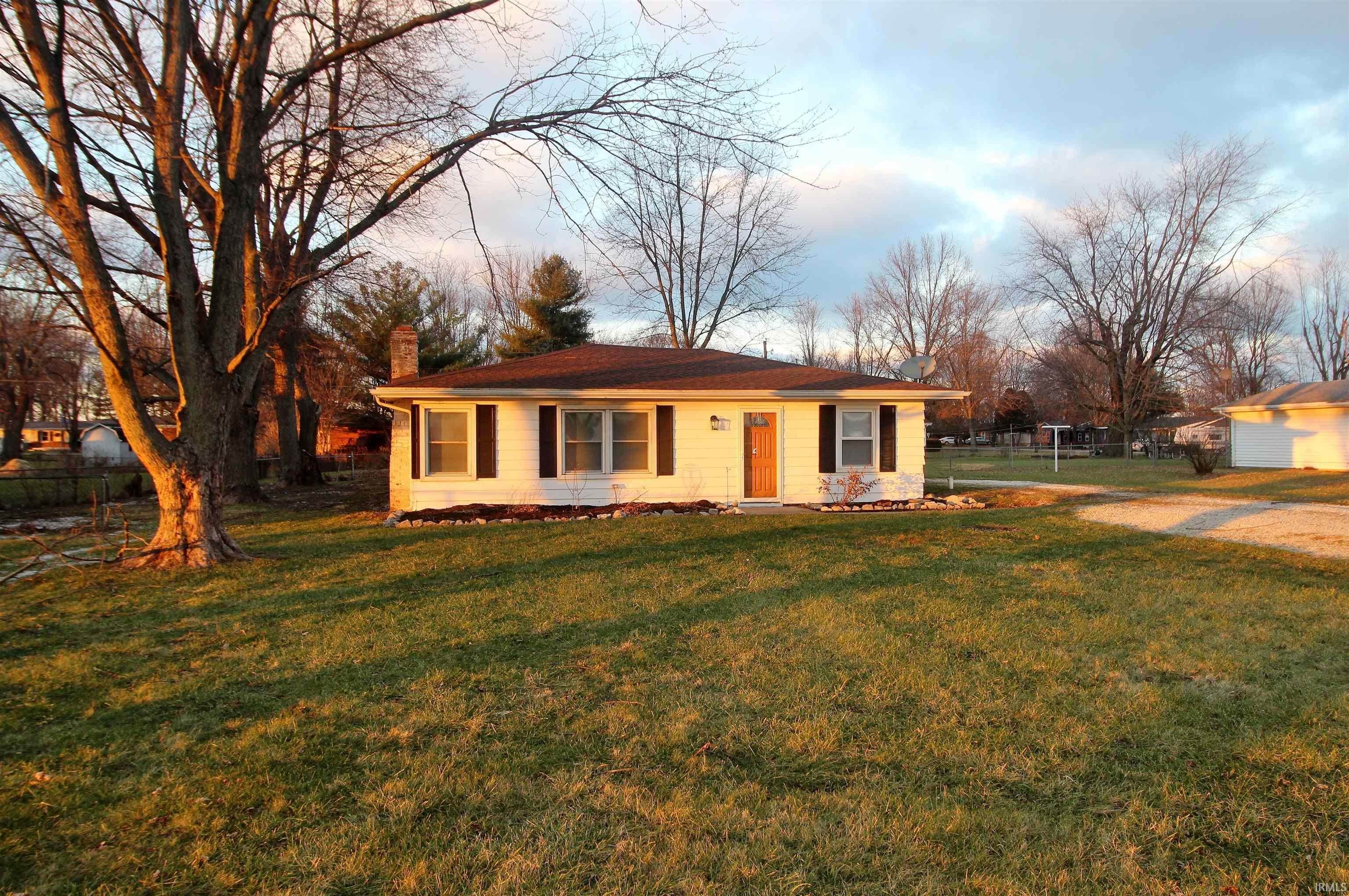 Single Family Homes pour l Vente à 1353 E 600 South Jonesboro, Indiana 46938 États-Unis