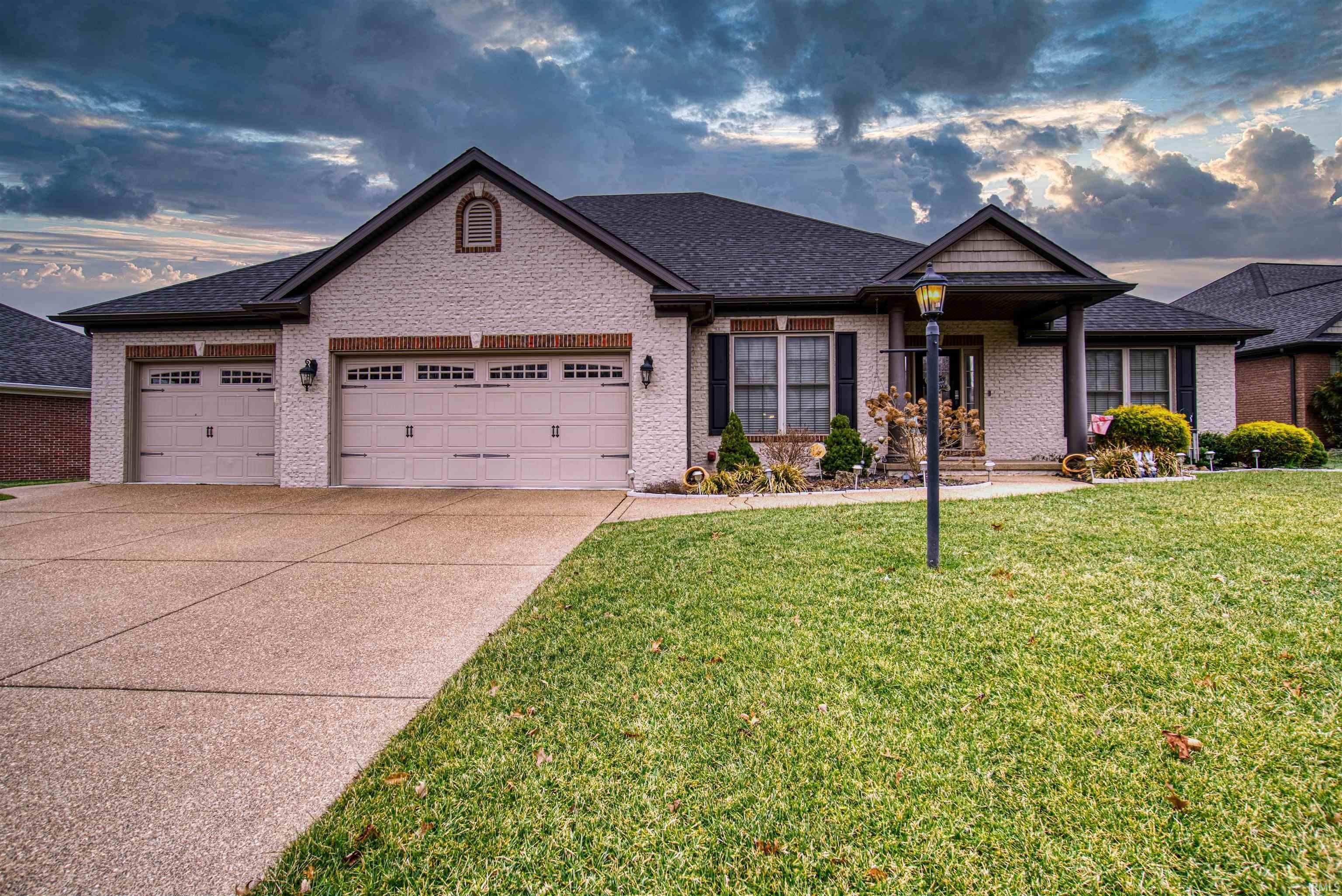Single Family Homes для того Продажа на 2701 THORNHILL Drive Evansville, Индиана 47725 Соединенные Штаты