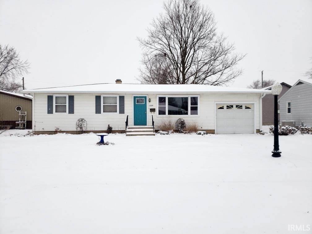 Single Family Homes для того Продажа на 1139 Rochester Boulevard Rochester, Индиана 46975 Соединенные Штаты