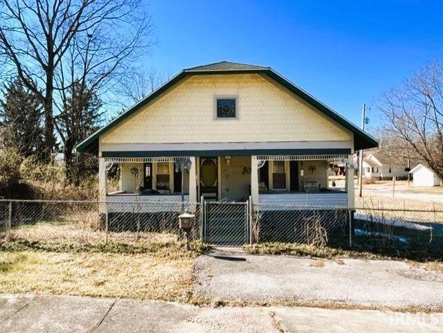Single Family Homes pour l Vente à 221 NE 3rd Street Paoli, Indiana 47454 États-Unis