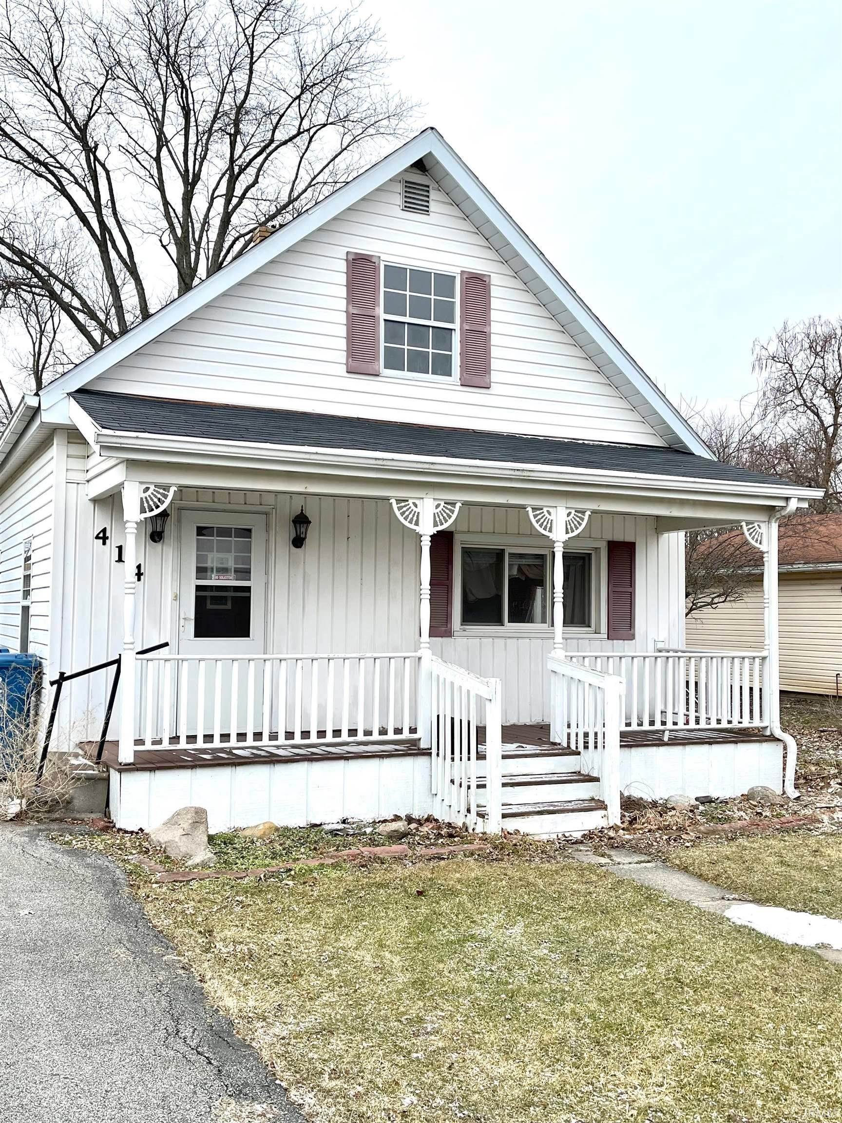 Single Family Homes 为 销售 在 414 Monroe Street Monroeville, 印第安纳州 46773 美国