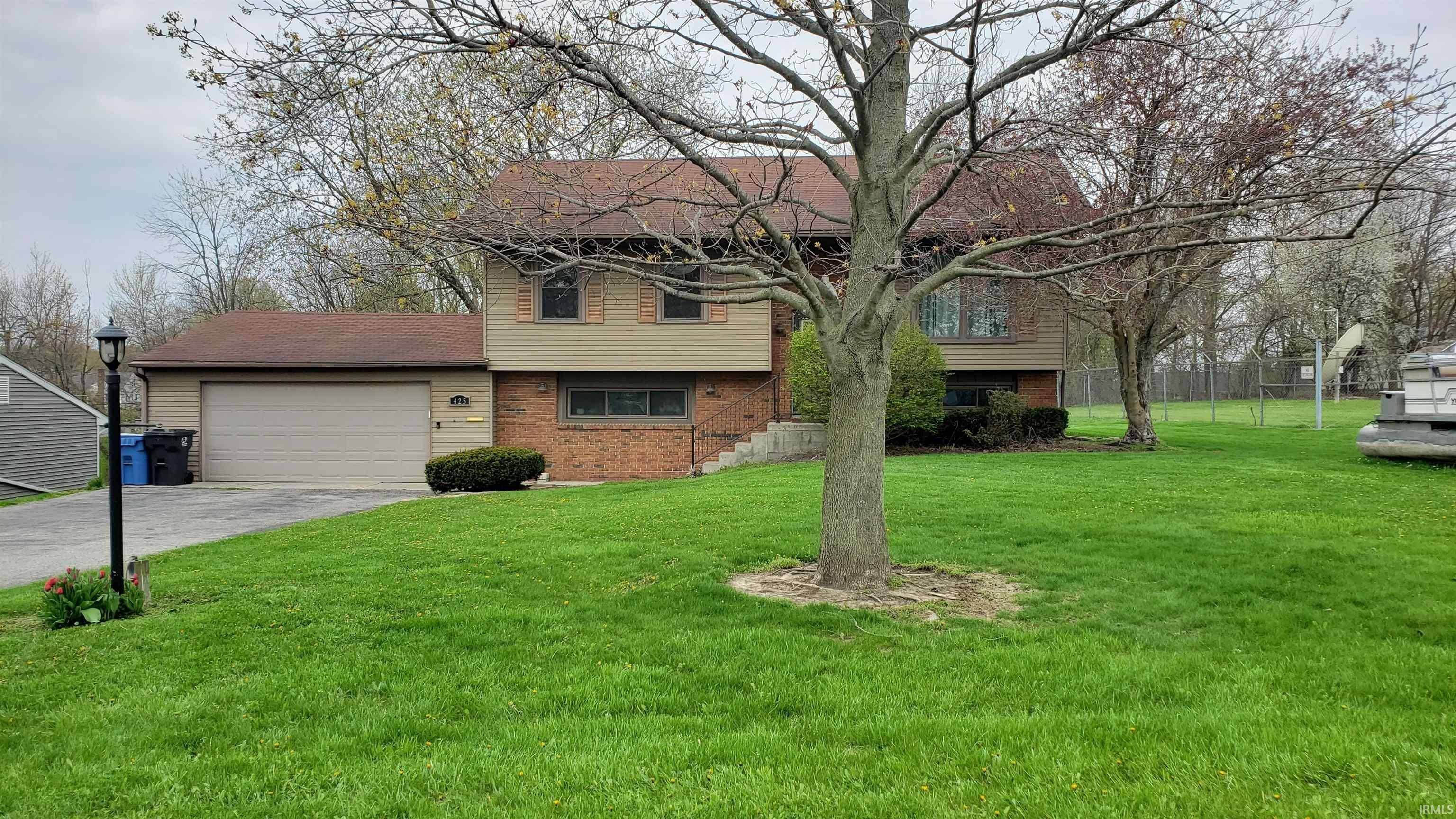 Single Family Homes por un Venta en 425 Weston Avenue Churubusco, Indiana 46723 Estados Unidos