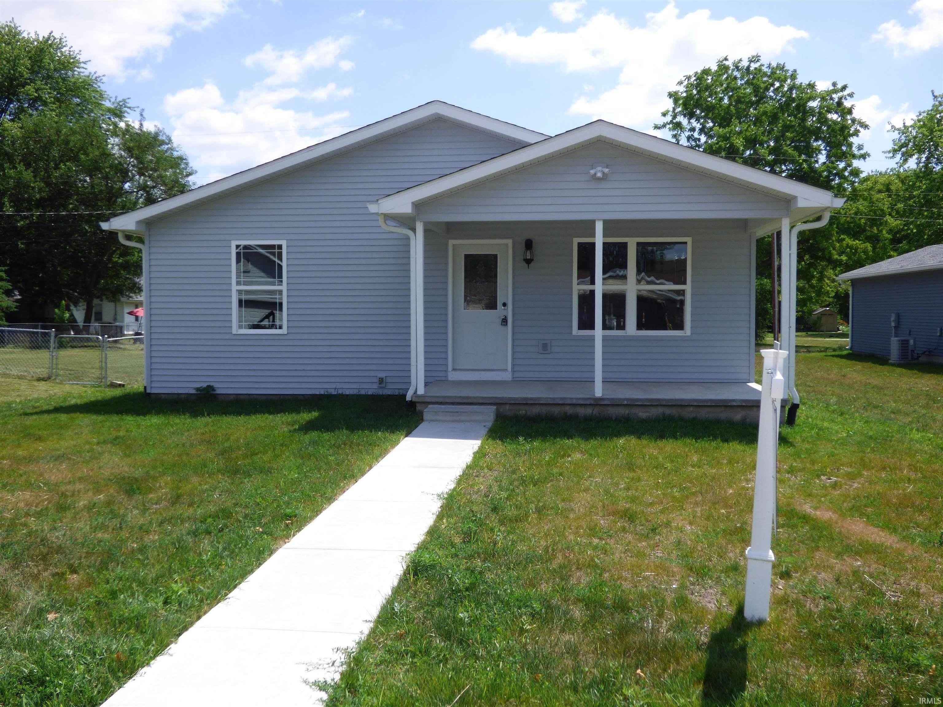 Single Family Homes pour l Vente à 457 Pratt Street Frankfort, Indiana 46041 États-Unis