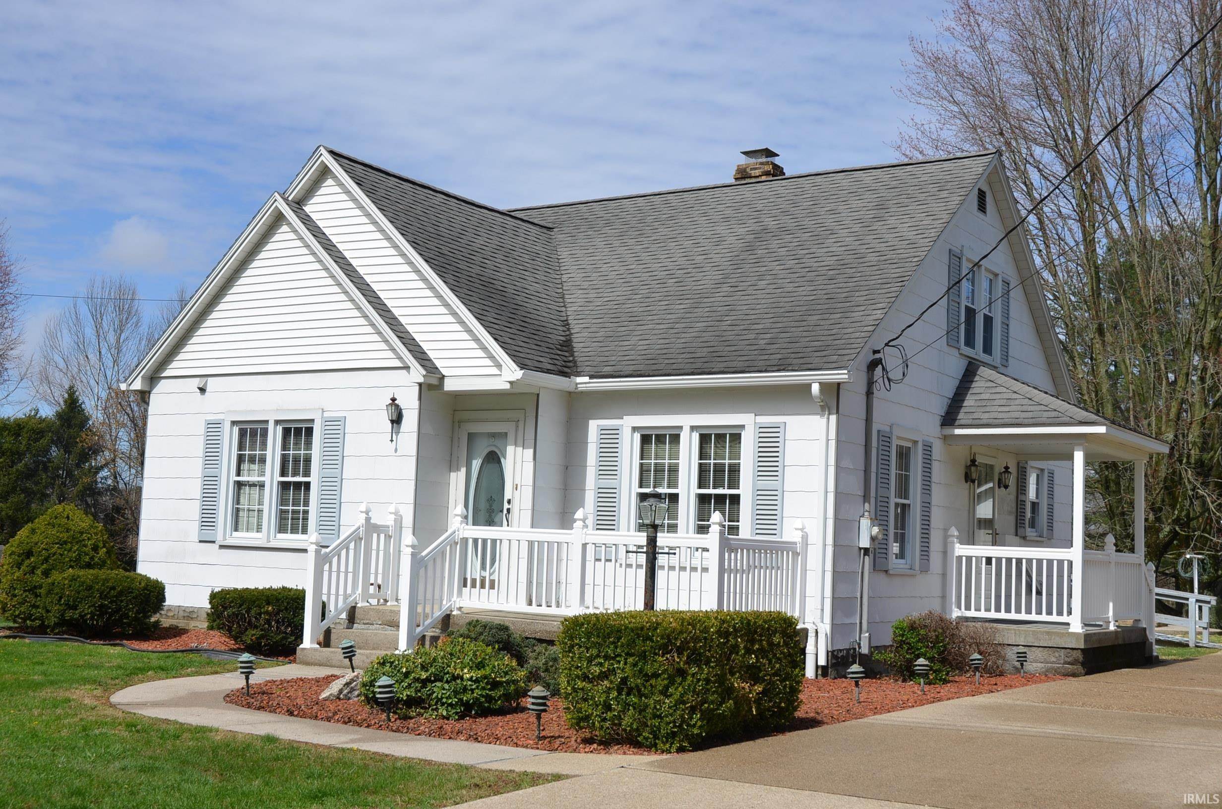 Single Family Homes 为 销售 在 1766 W State Road 56 Highway Jasper, 印第安纳州 47546 美国