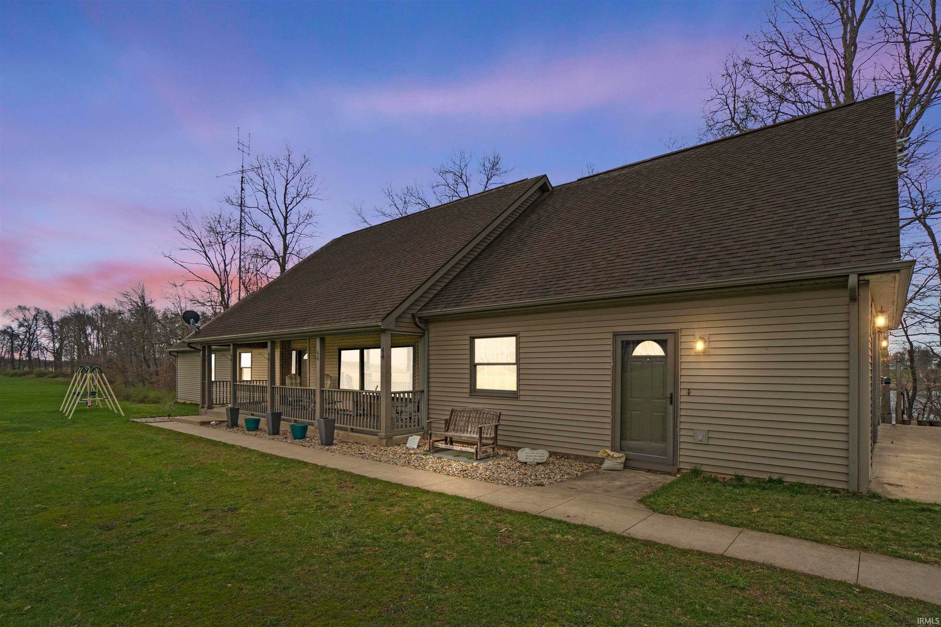 Single Family Homes pour l Vente à 4698 S East Riley Square Pleasant Lake, Indiana 46779 États-Unis