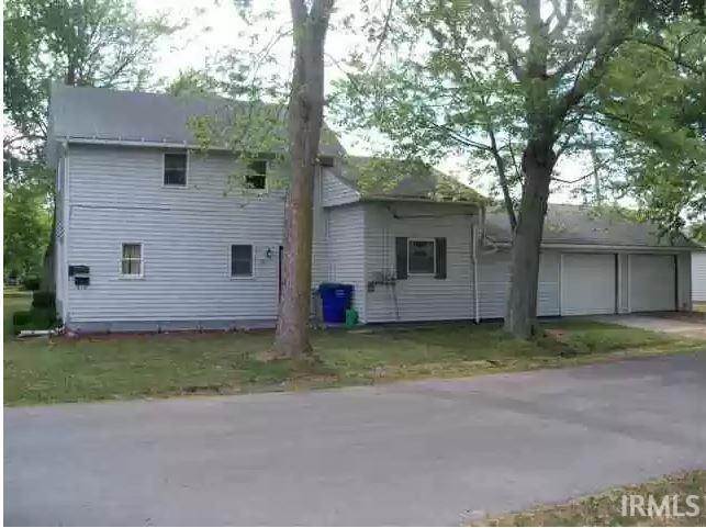 Duplex Homes pour l Vente à 311 E Green Street Butler, Indiana 46721 États-Unis
