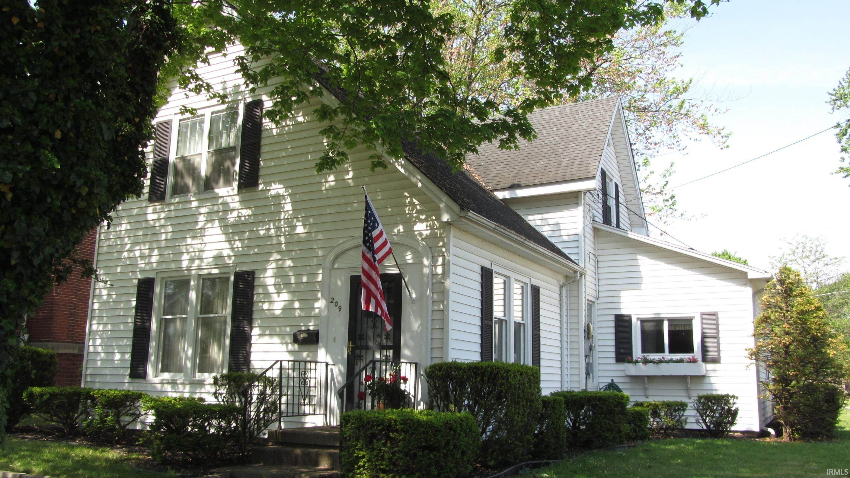 Single Family Homes pour l Vente à 209 S Center Street Flora, Indiana 46929 États-Unis