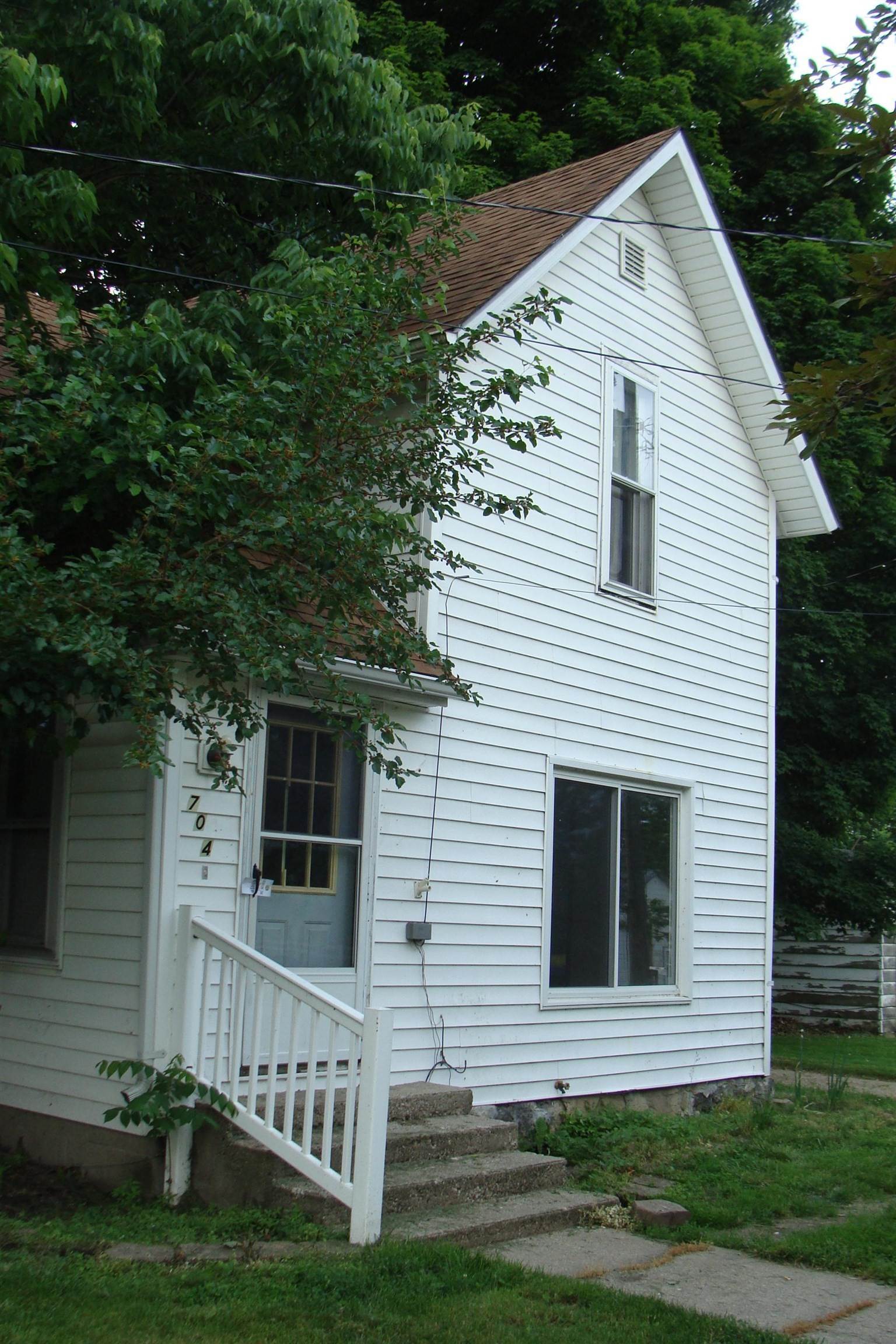 Single Family Homes pour l Vente à 704 S Wayne Street Hamilton, Indiana 46742 États-Unis
