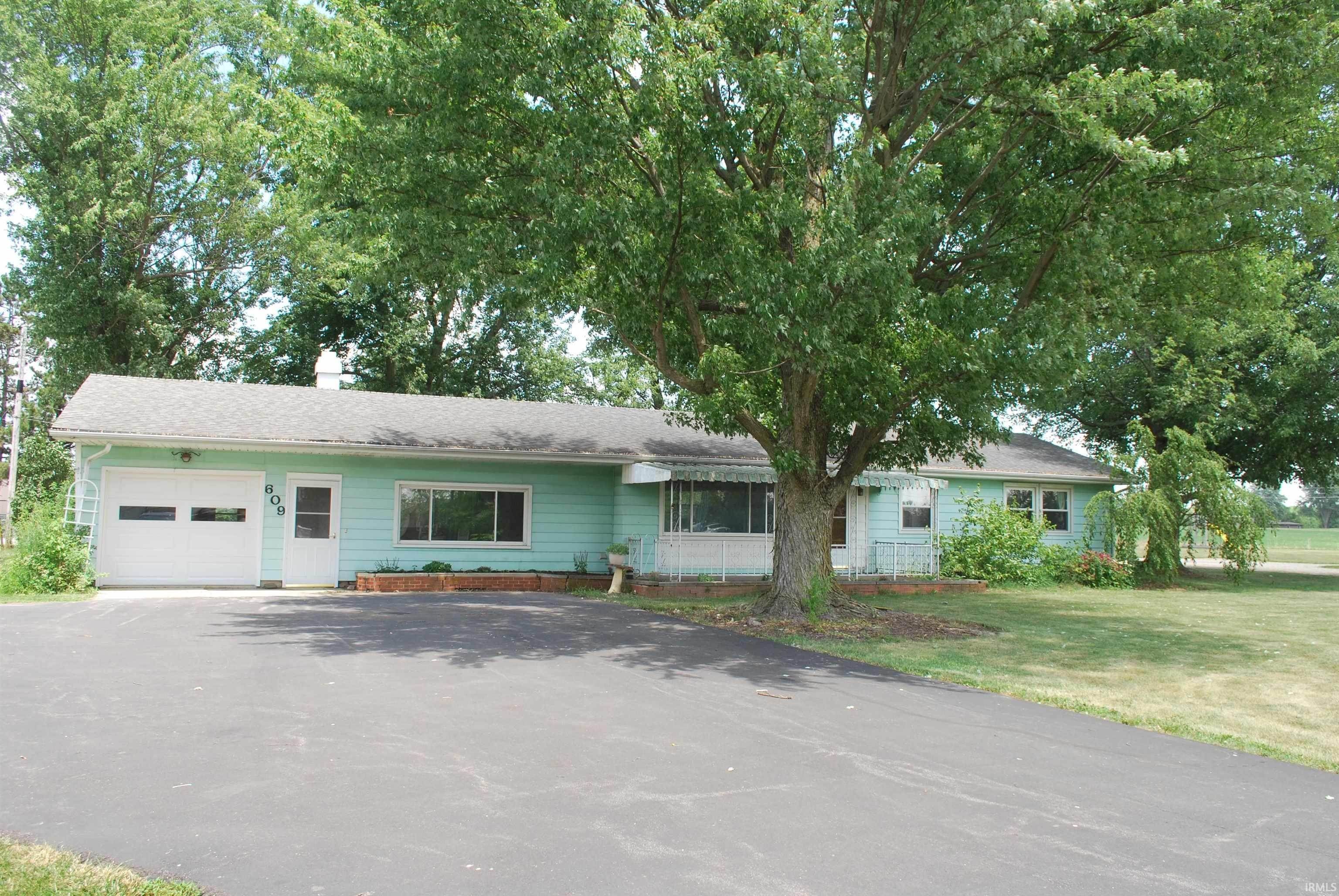 Single Family Homes pour l Vente à 609 W Dustman Road Bluffton, Indiana 46714 États-Unis