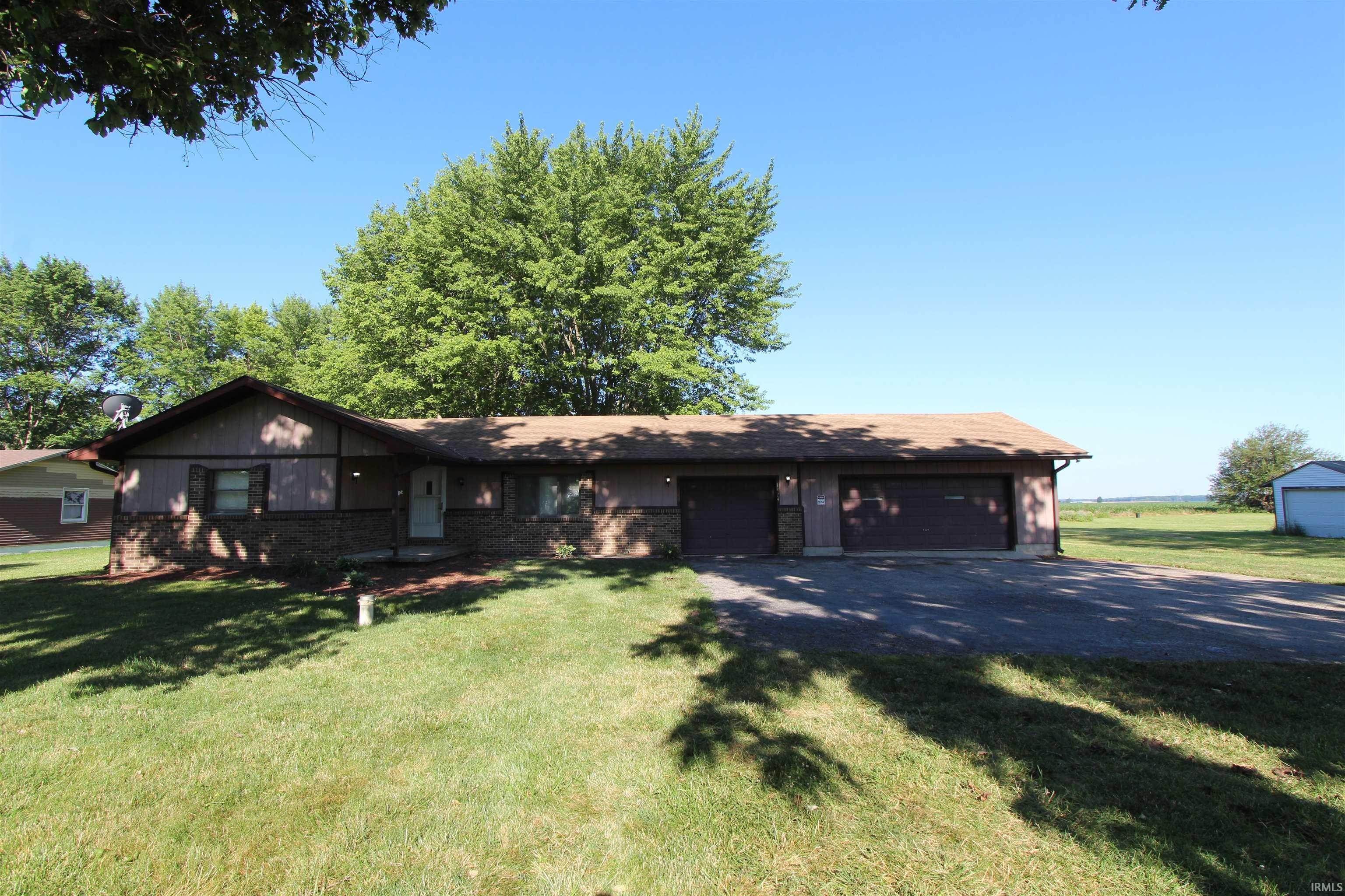Single Family Homes pour l Vente à 1424 N State Road 29 Flora, Indiana 46929 États-Unis