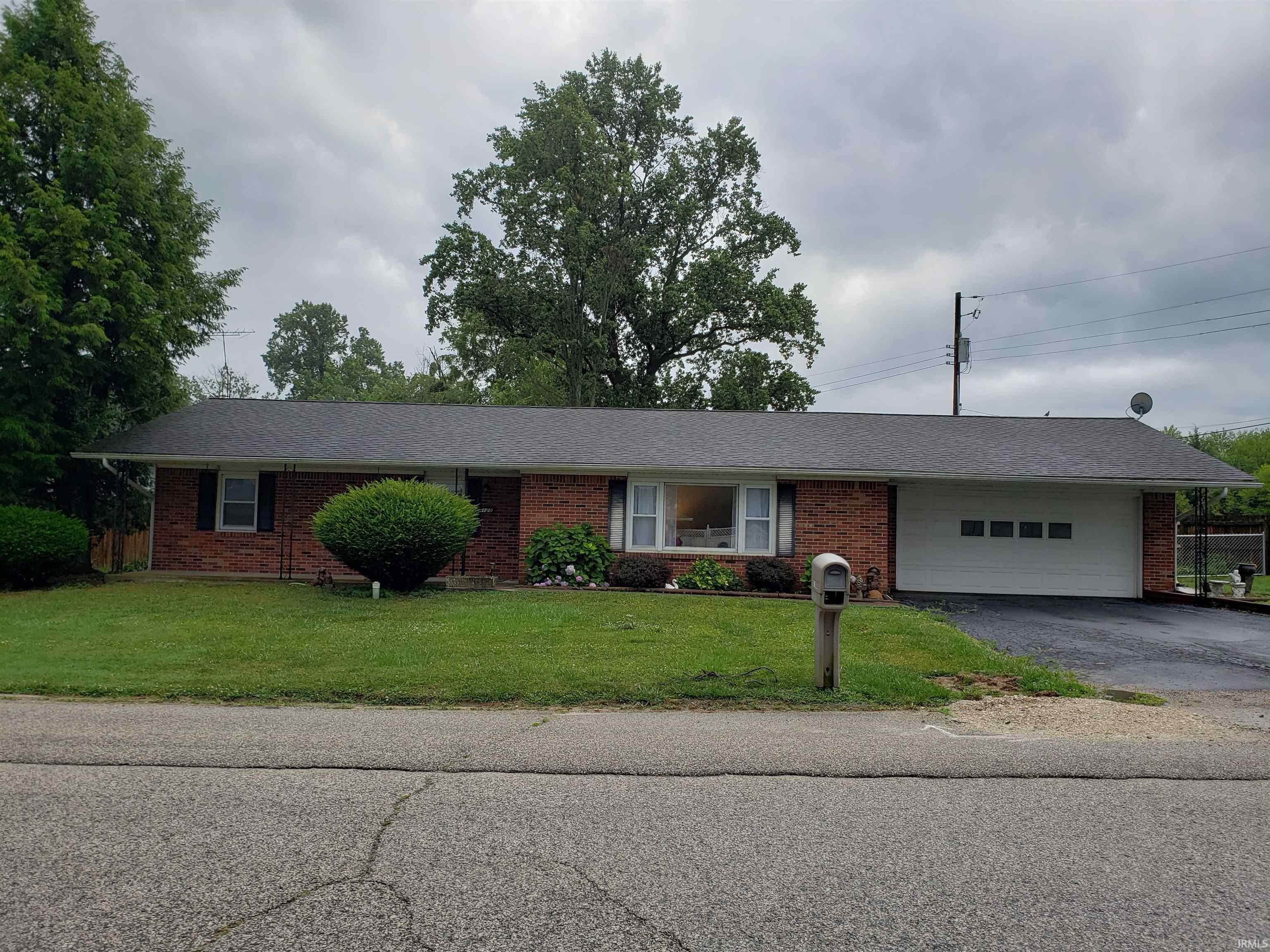 Single Family Homes для того Продажа на 128 Pleasant View Drive Mitchell, Индиана 47446 Соединенные Штаты