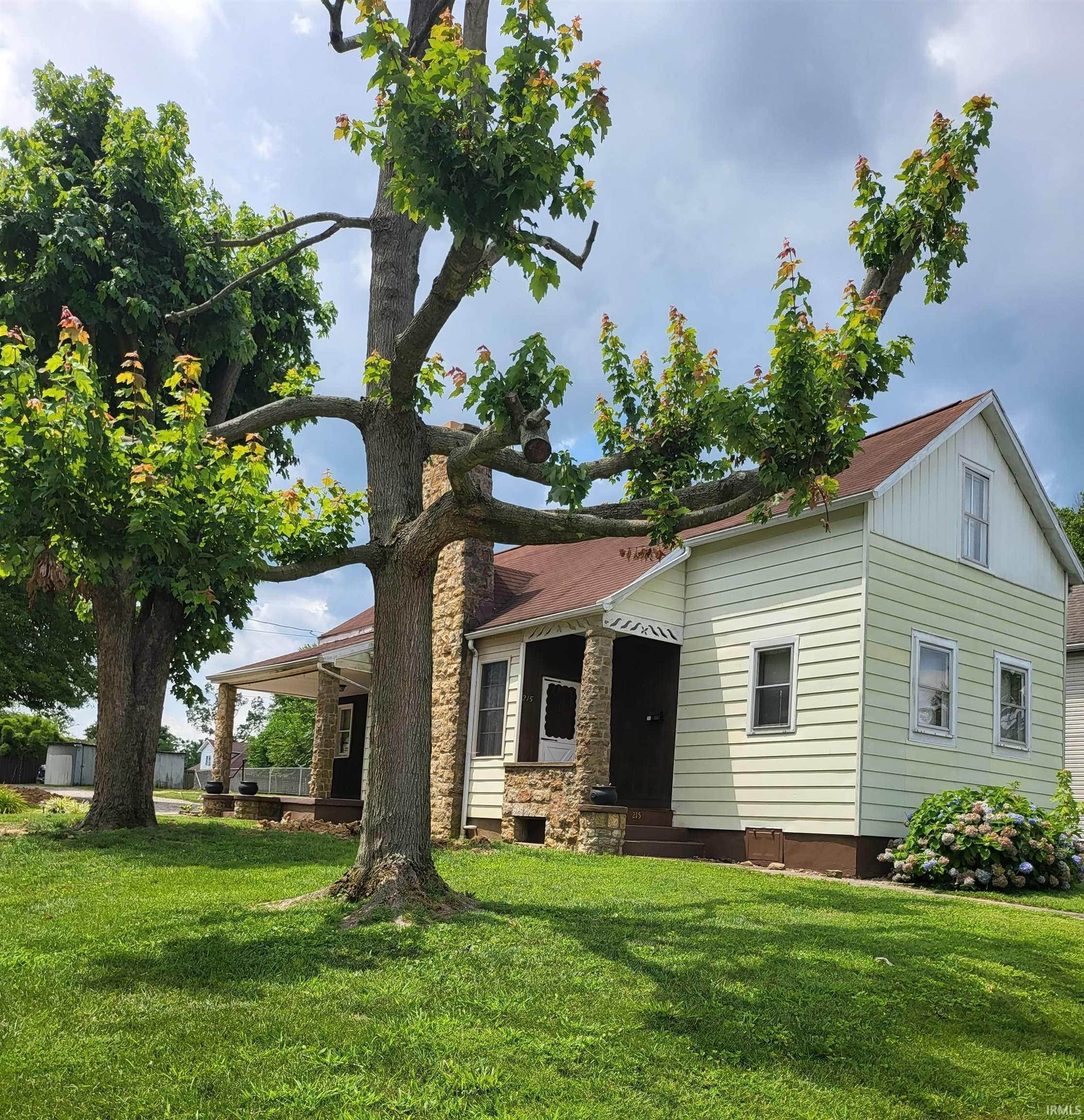 Single Family Homes pour l Vente à 215 E 1st. Street Huntingburg, Indiana 47542 États-Unis