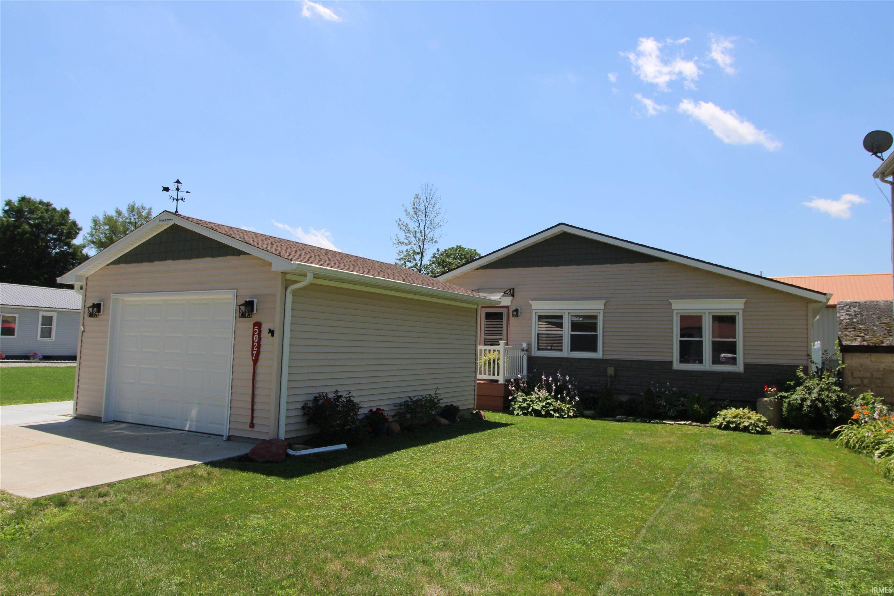 Single Family Homes pour l Vente à 5027 E Woodland Drive Knox, Indiana 46534 États-Unis