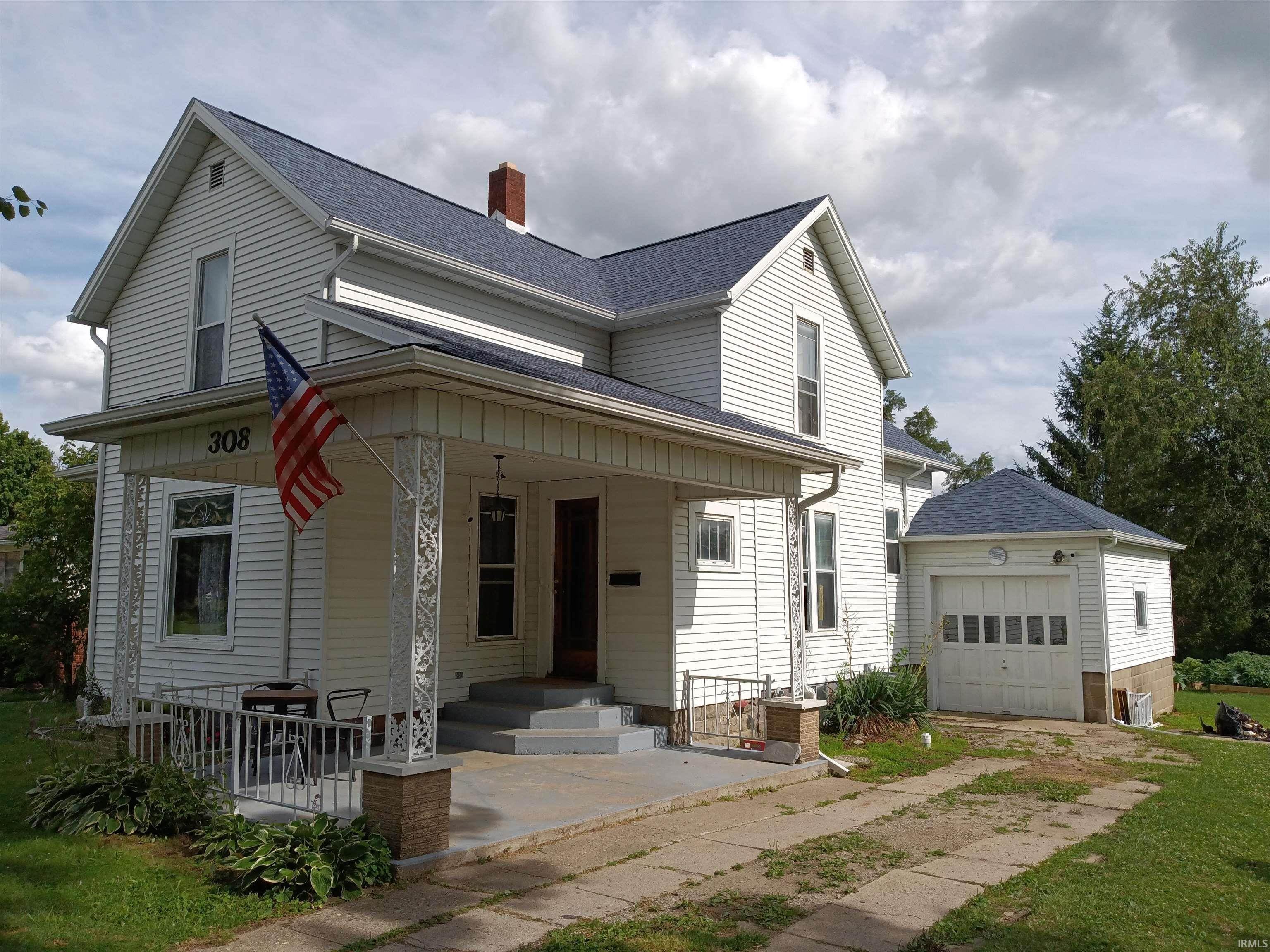 Single Family Homes pour l Vente à 308 Silver Street Kendallville, Indiana 46755 États-Unis