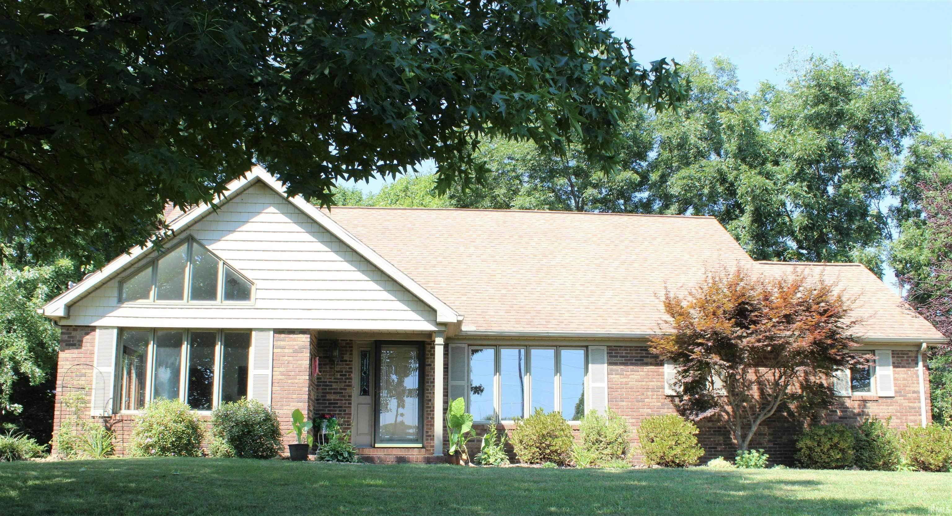 Single Family Homes 为 销售 在 7381 N Sauerkraut Lane Mount Vernon, 印第安纳州 47620 美国