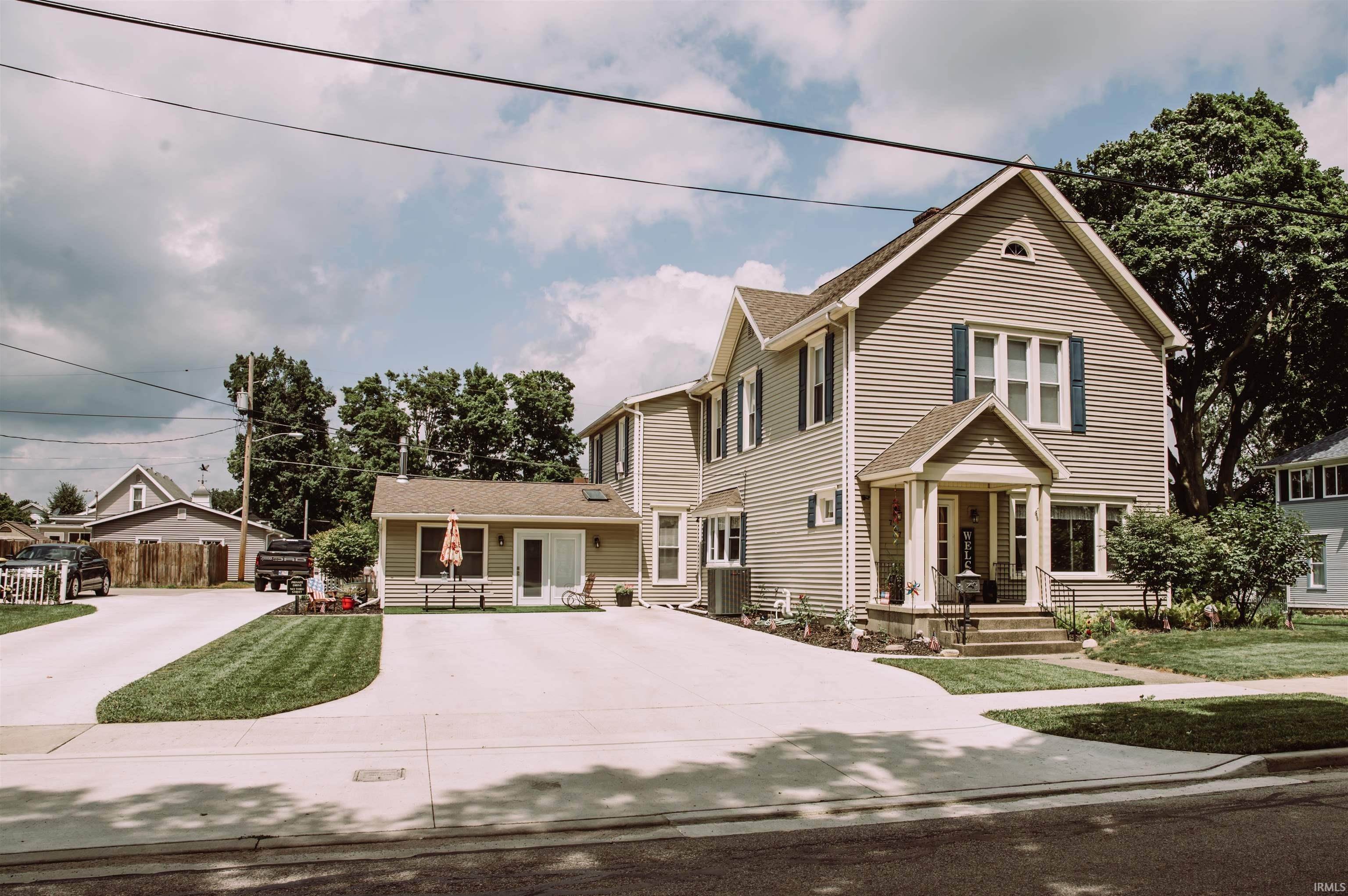 Single Family Homes pour l Vente à 727 E Mitchell Street Kendallville, Indiana 46755 États-Unis