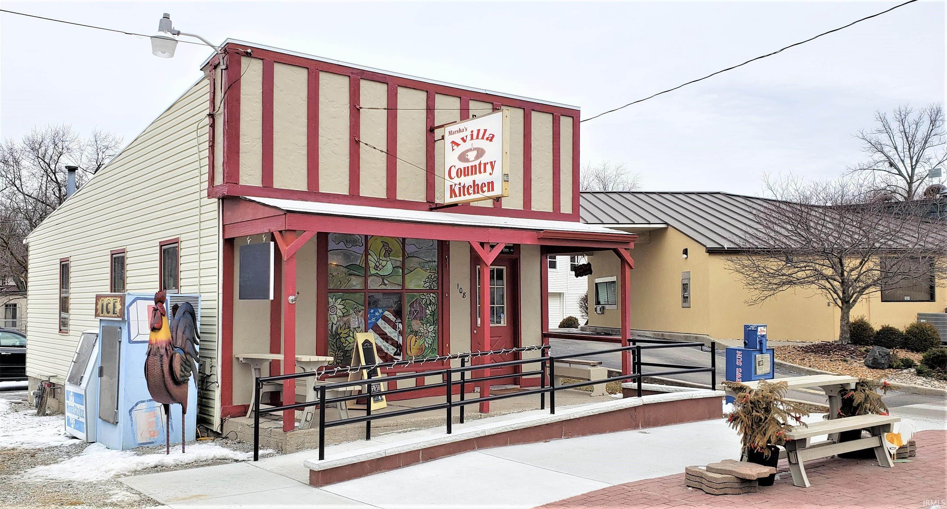 Bars & Restaurants pour l Vente à 108 W Albion Street Avilla, Indiana 46710 États-Unis