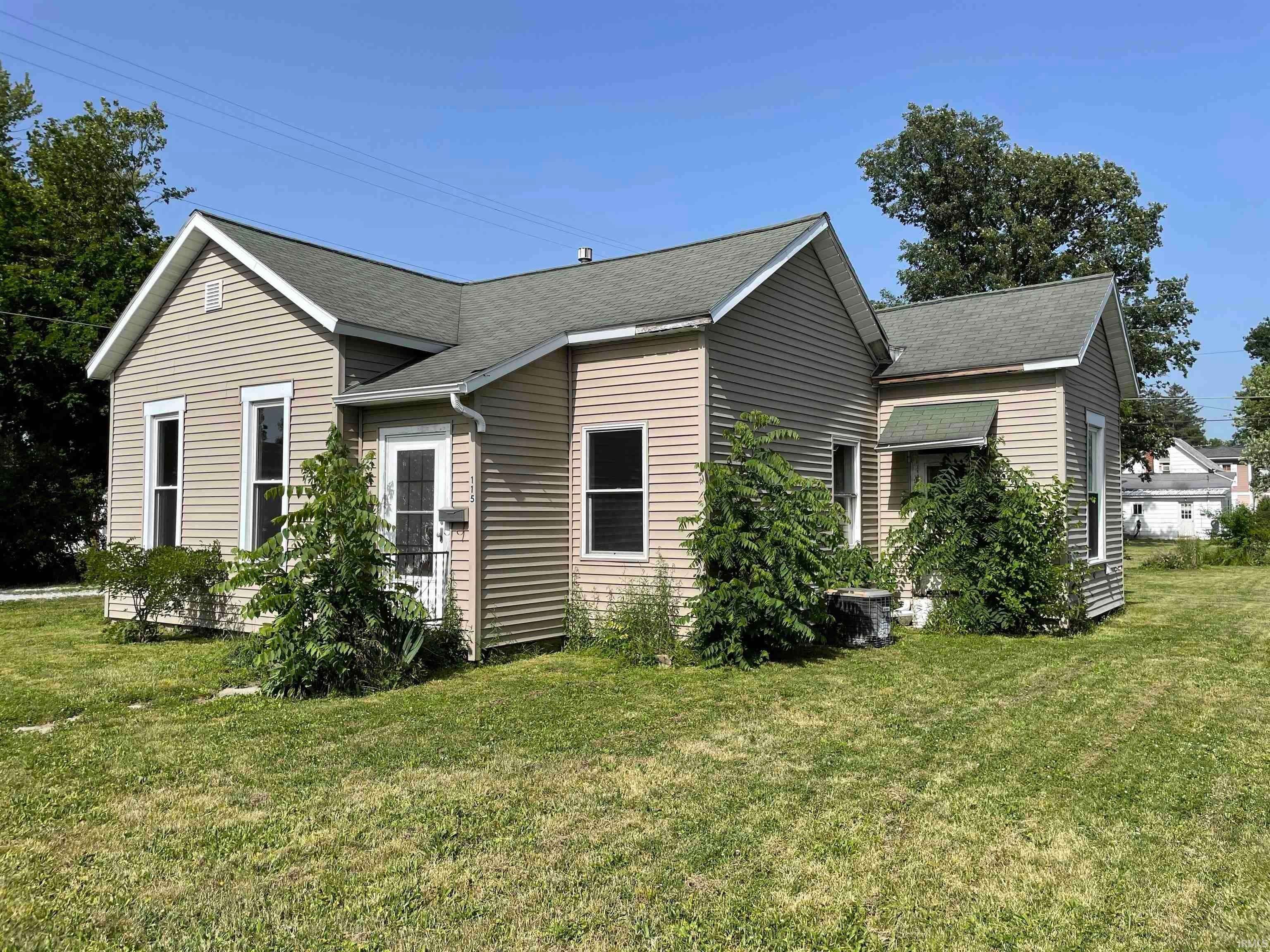Single Family Homes 为 销售 在 115 S Walnut Street Fairmount, 印第安纳州 46928 美国