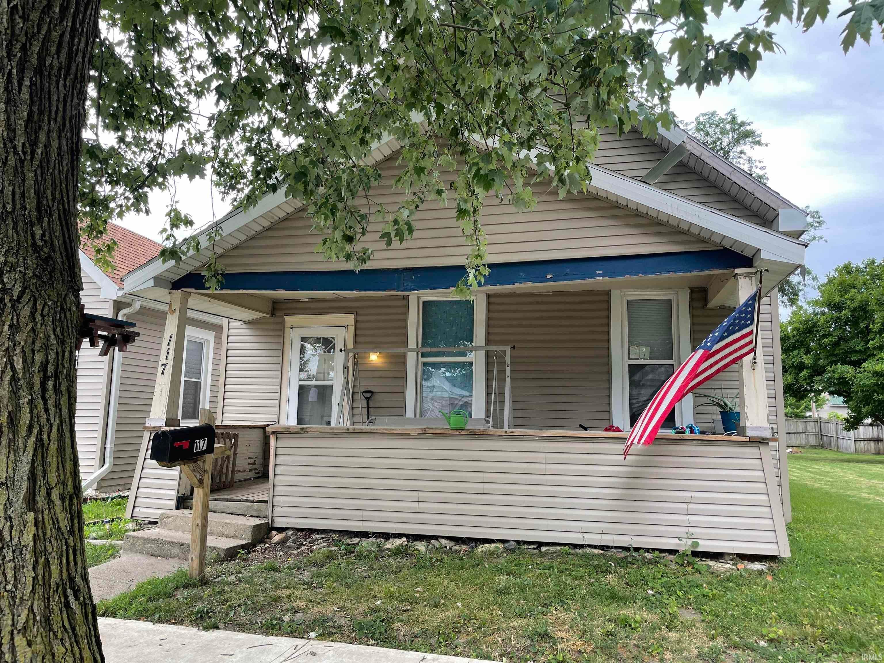 Single Family Homes pour l Vente à 117 W South A Street Gas City, Indiana 46933 États-Unis