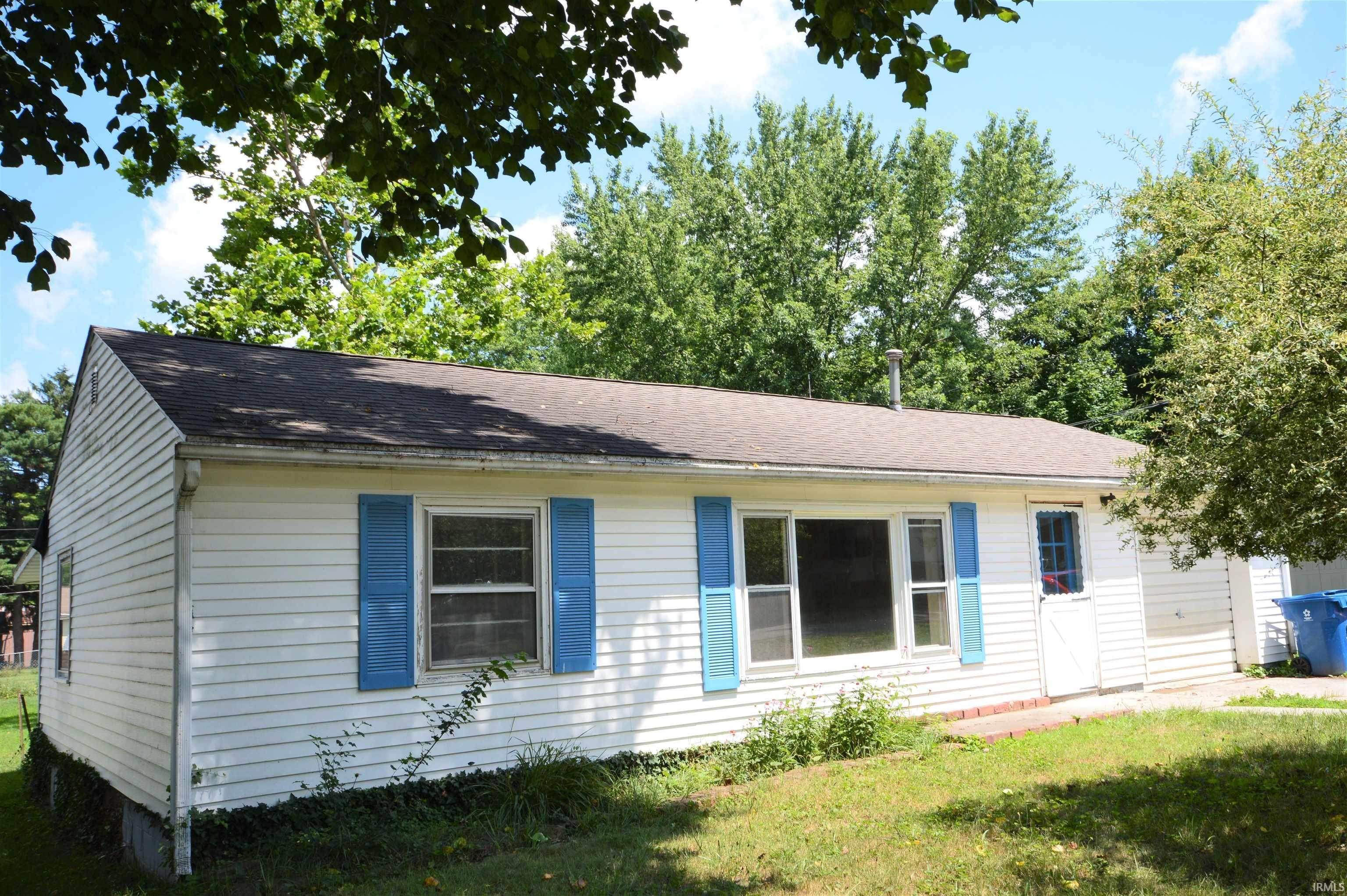 Single Family Homes pour l Vente à 202 South Street Lapaz, Indiana 46537 États-Unis