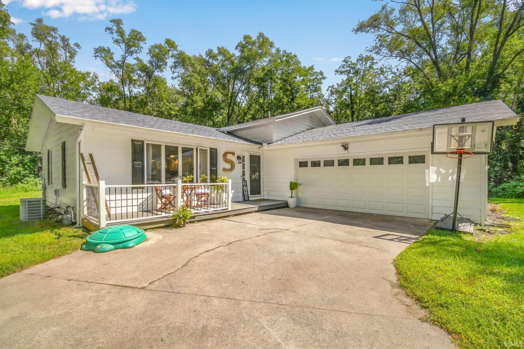 Single Family Homes 为 销售 在 10 Twin River Trail Bristol, 印第安纳州 46507 美国