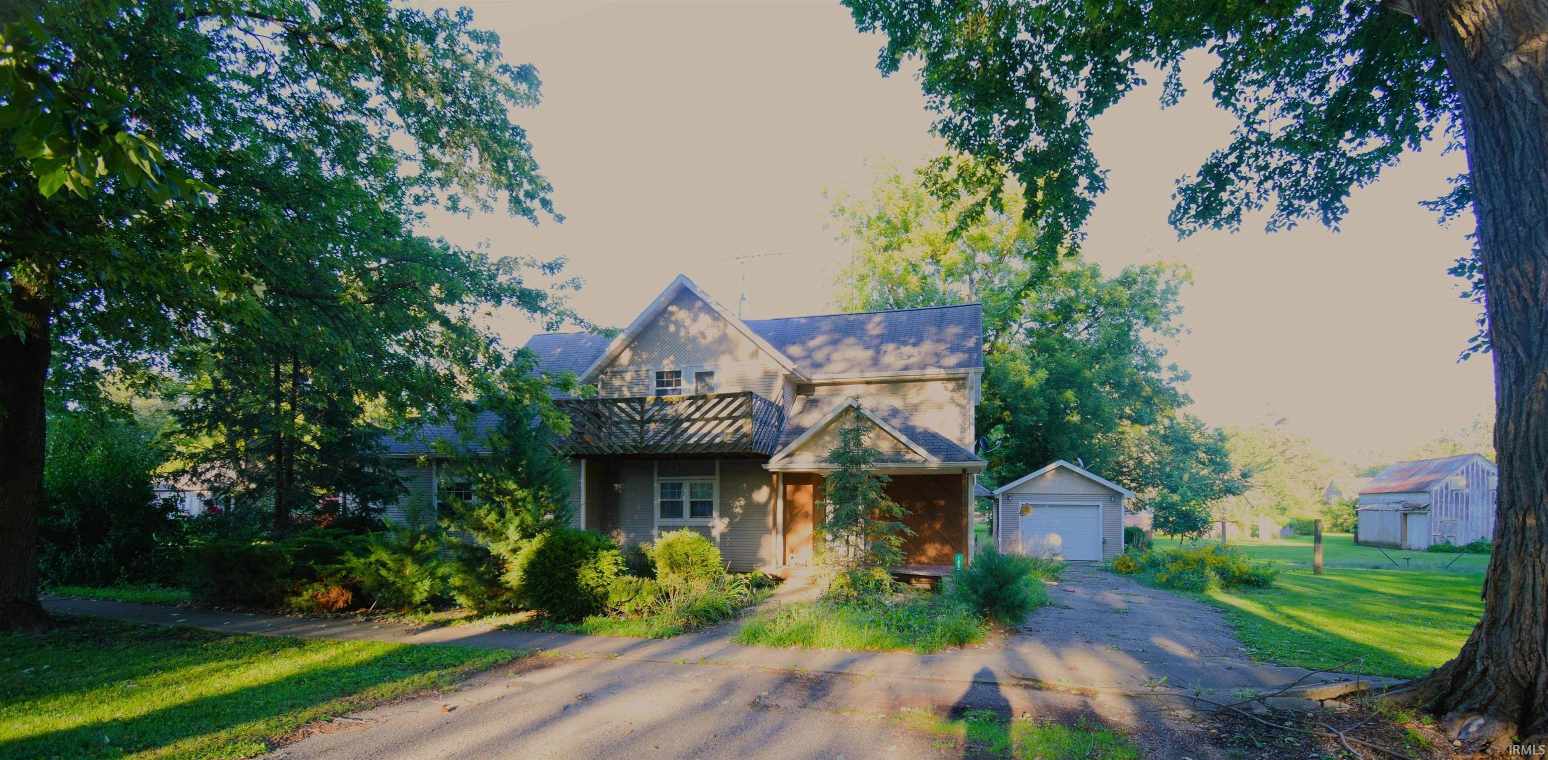 Single Family Homes pour l Vente à 109 N Maple Street Earl Park, Indiana 47942 États-Unis