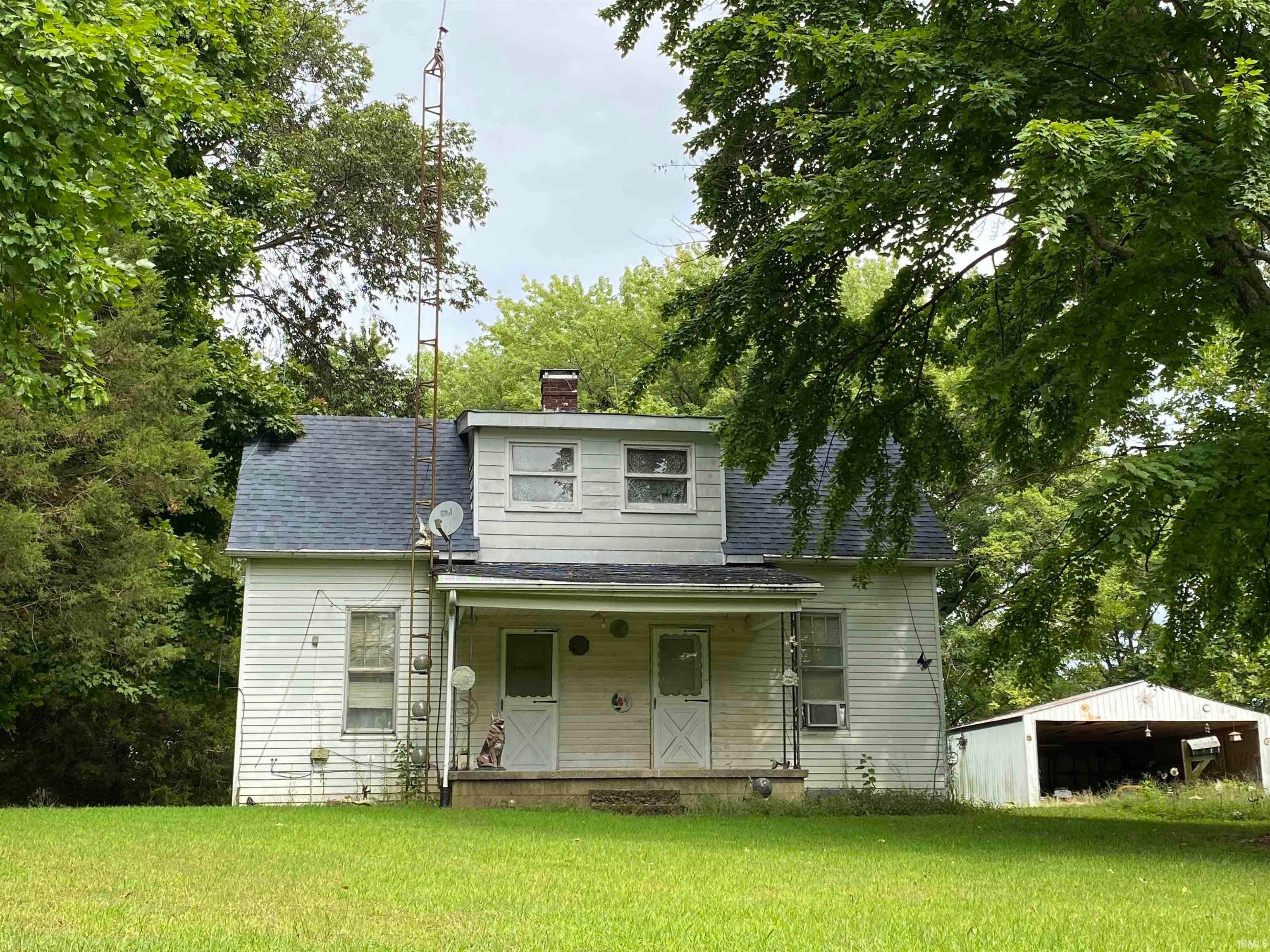 Single Family Homes pour l Vente à 1051 Webb Road Loogootee, Indiana 47553 États-Unis