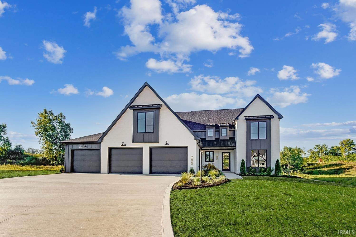 Single Family Homes 为 销售 在 285 Ninepark Cove Huntertown, 印第安纳州 46748 美国
