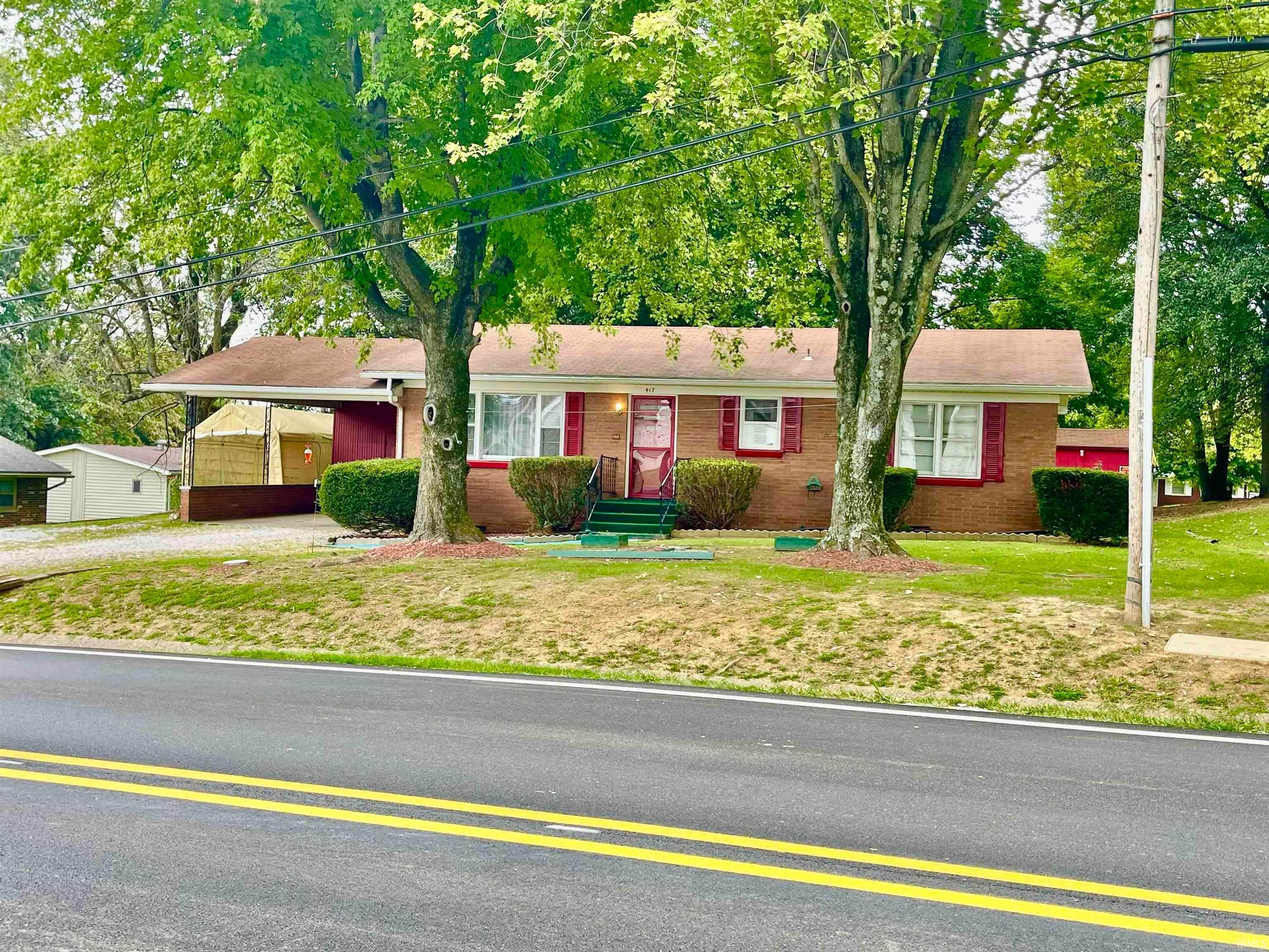 Single Family Homes для того Продажа на 417 W Medcalf Street Dale, Индиана 47523 Соединенные Штаты