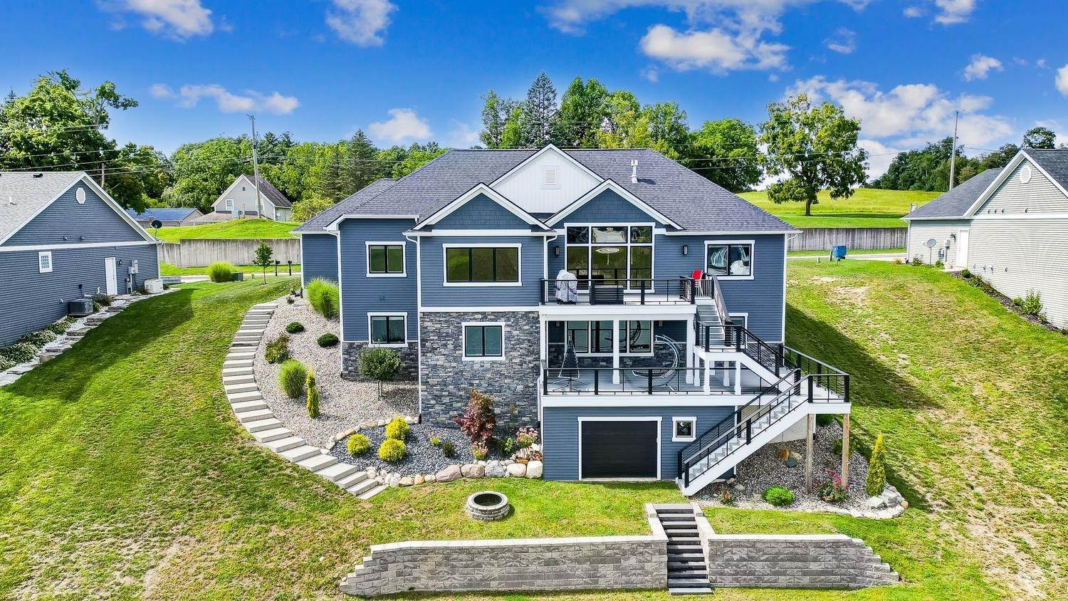 Single Family Homes 为 销售 在 95 Lane 271 Hamilton Lake Hamilton, 印第安纳州 46742 美国