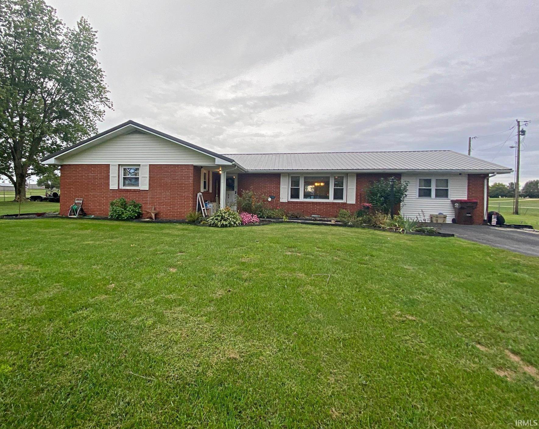 Single Family Homes 为 销售 在 214 E Indian Street Elnora, 印第安纳州 47529 美国