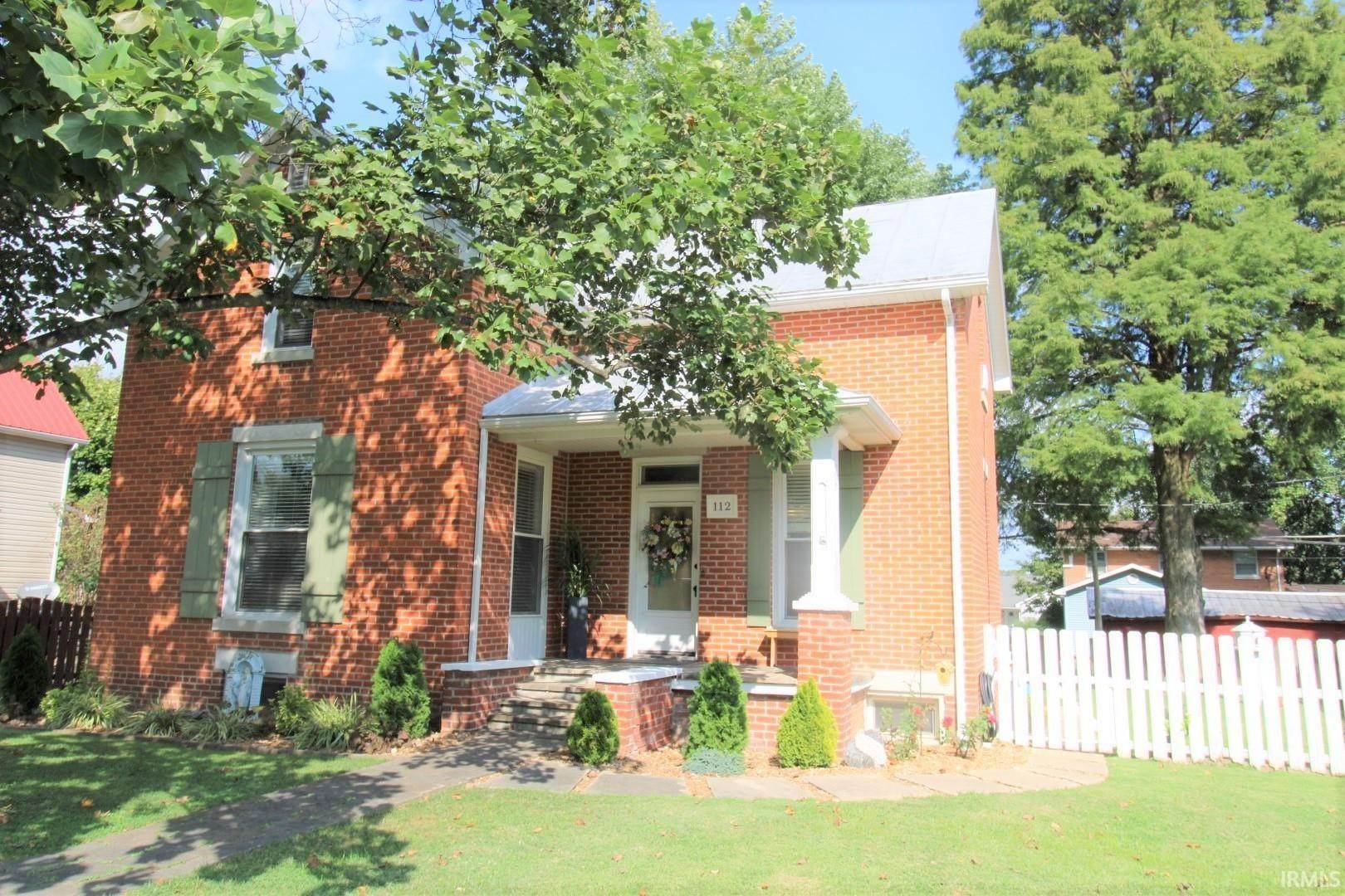 Single Family Homes pour l Vente à 112 N Vine Street Haubstadt, Indiana 47639 États-Unis