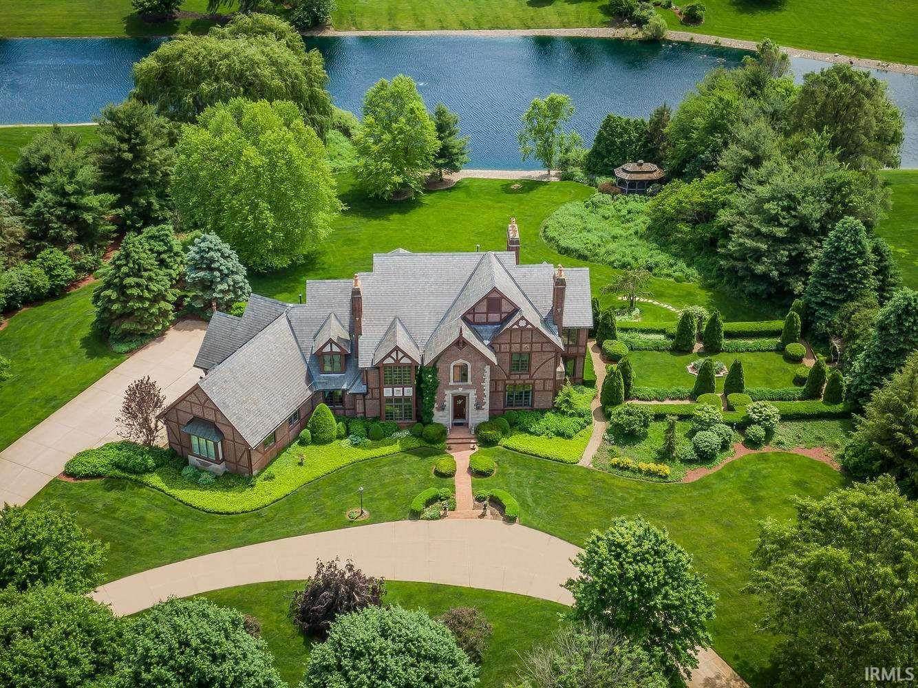 Single Family Homes 为 销售 在 51116 Shamrock Hills Court Granger, 印第安纳州 46530 美国