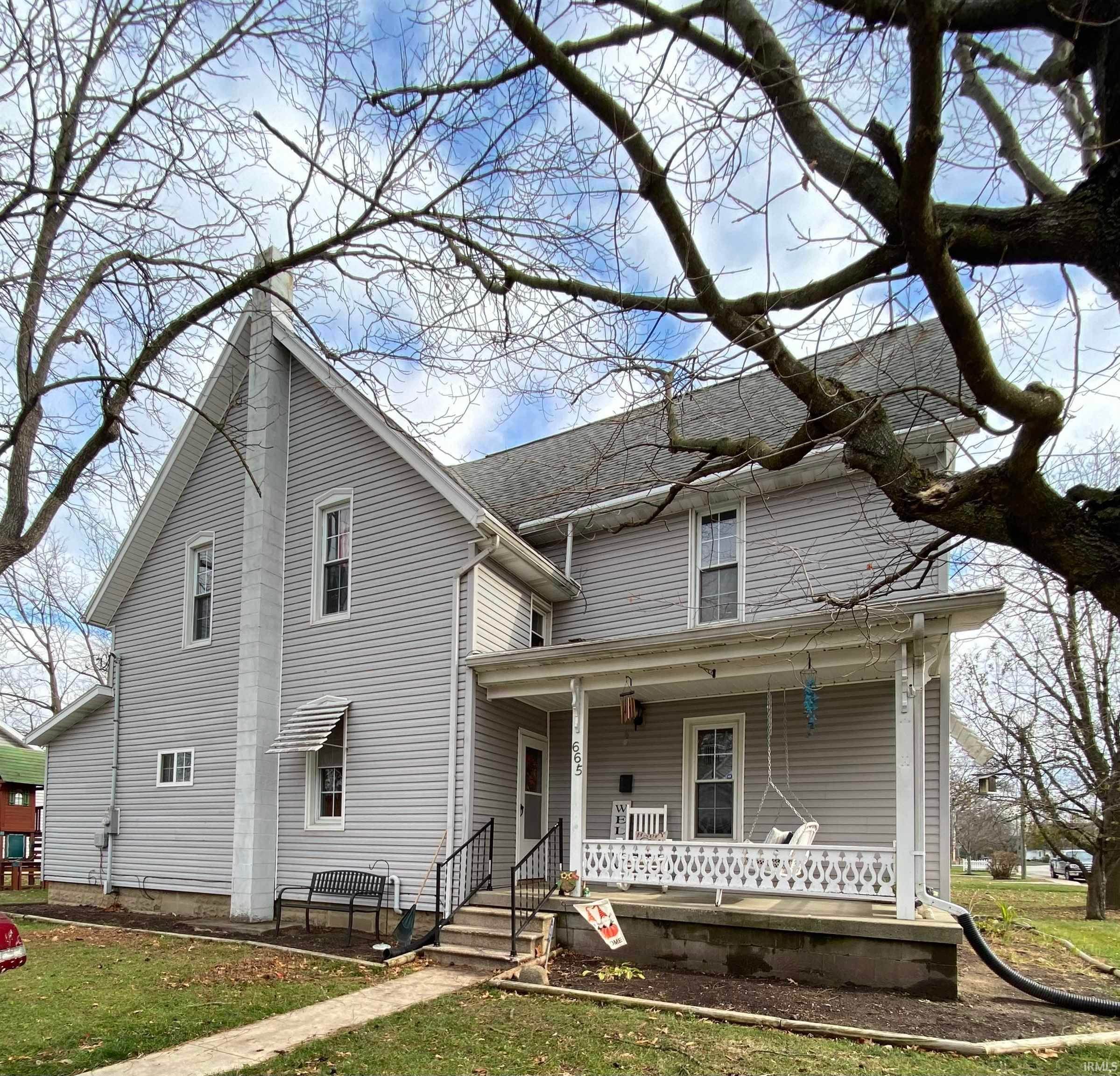 Single Family Homes для того Продажа на 665 W Van Buren Street Berne, Индиана 46711 Соединенные Штаты