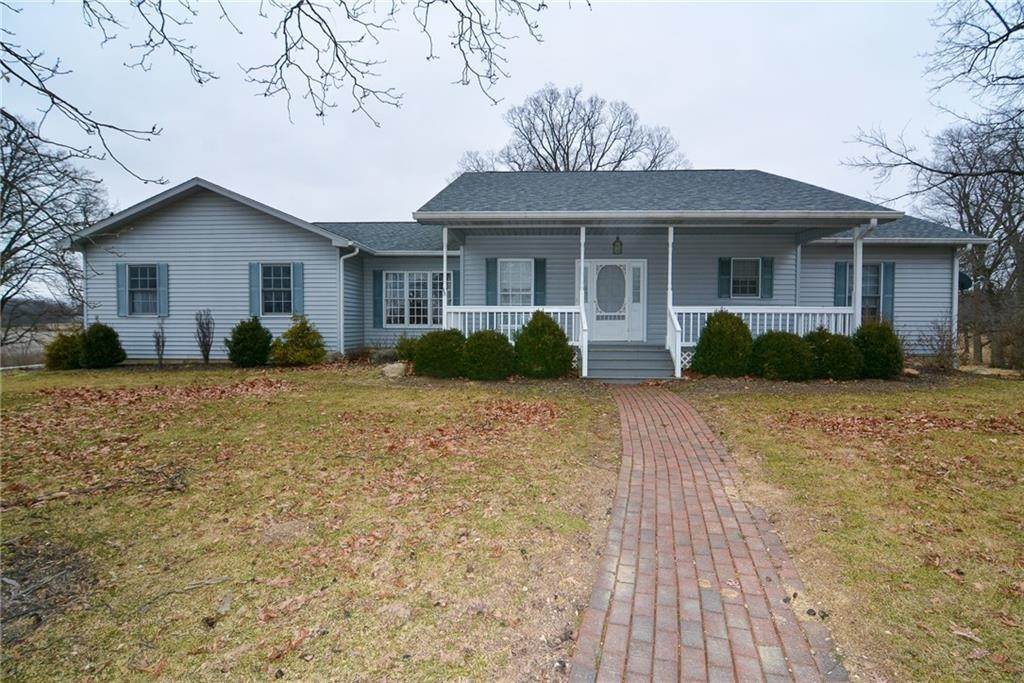 Single Family Homes 为 销售 在 8700 N Buck Creek Pike Mooreland, 印第安纳州 47360 美国