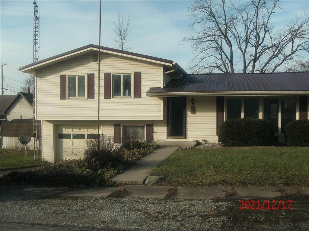 Single Family Homes pour l Vente à 103 N 5th Street Summitville, Indiana 46070 États-Unis