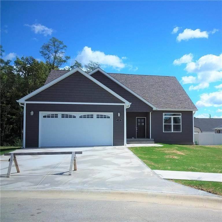Single Family Homes 为 销售 在 135 Woods Edge Blvd E Greencastle, 印第安纳州 46135 美国