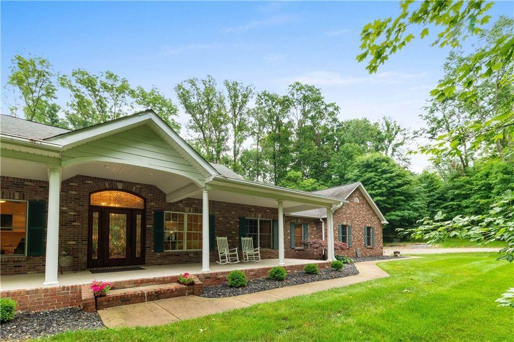 Single Family Homes 为 销售 在 10110 S Auburn Hills Drive 爱丁堡, 印第安纳州 46124 美国