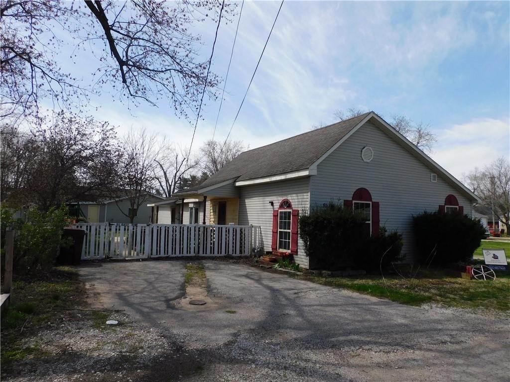 Single Family Homes 为 销售 在 51 E Vine Street Rosedale, 印第安纳州 47874 美国